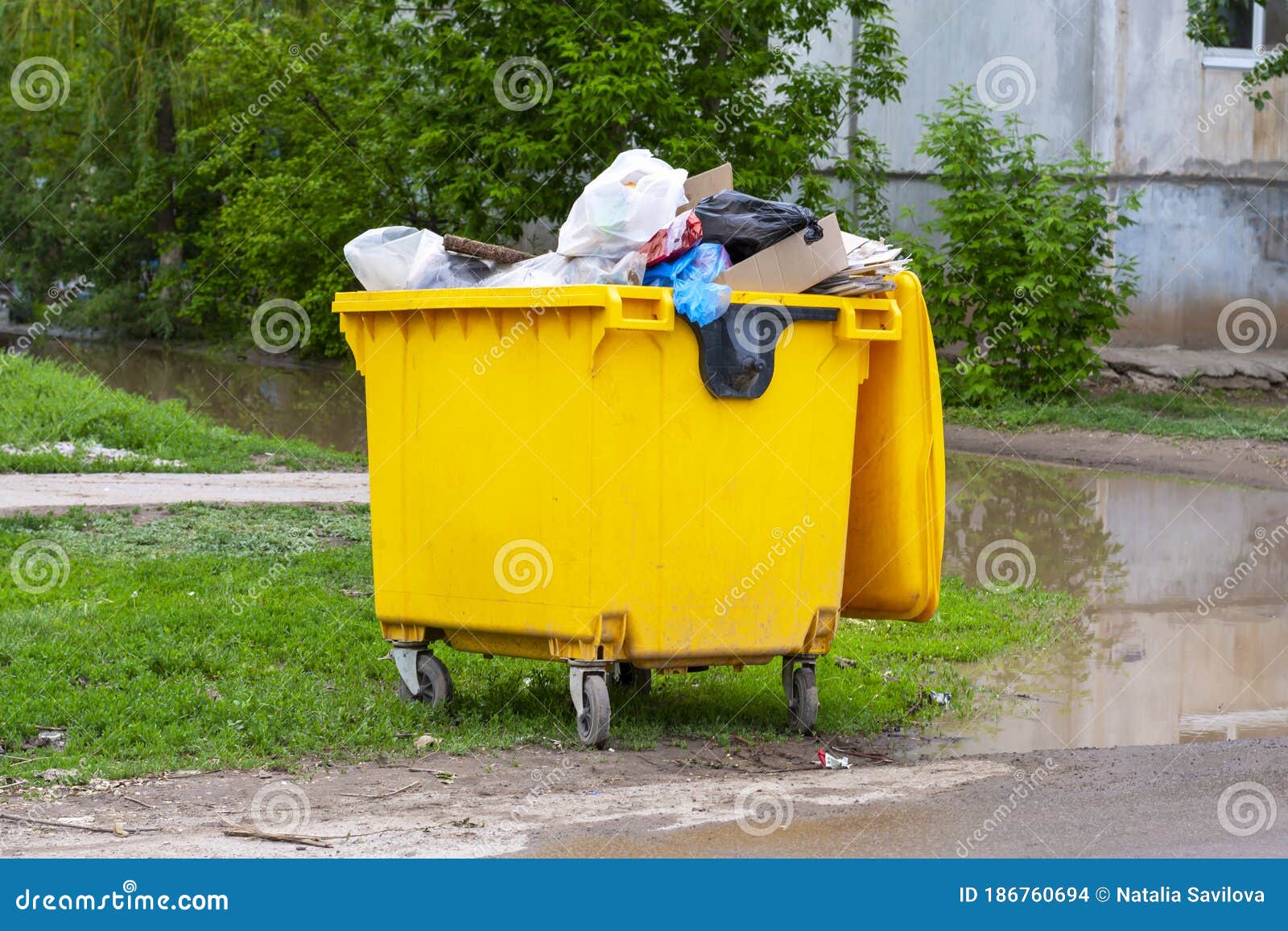 https://thumbs.dreamstime.com/z/trash-cans-full-yellow-trash-bin-plastic-trash-can-trash-cans-full-yellow-trash-bin-plastic-trash-can-solid-waste-186760694.jpg