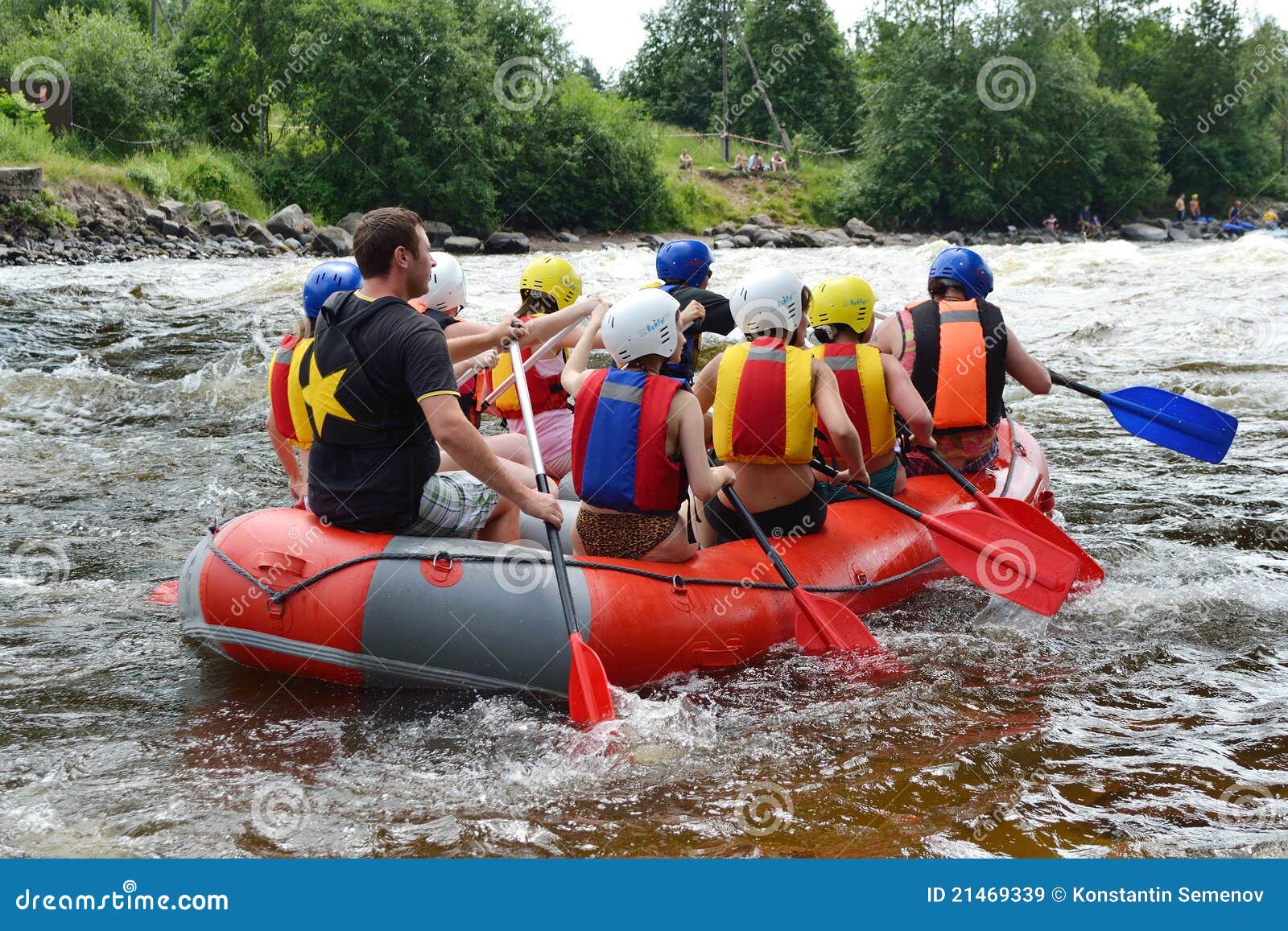 Trasportare di Whitewater. Le persone non identificate godono di un giorno di trasportare del whitewater