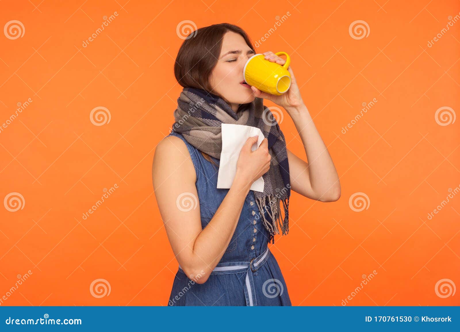 mejilla Valiente Descomponer Tratamiento De La Gripe Mujer Enferma Envuelta En Una Bufanda Tomando Té Y Sosteniendo Servilletas Para La Nariz Conmocionada Foto de archivo - Imagen de enfermo, salud: 170761530 mejilla Valiente Descomponer Tratamiento De La Gripe Mujer Enferma Envuelta En Una Bufanda Tomando Té Y Sosteniendo Servilletas Para La Nariz Conmocionada Foto de archivo - Imagen de enfermo, salud: 170761530