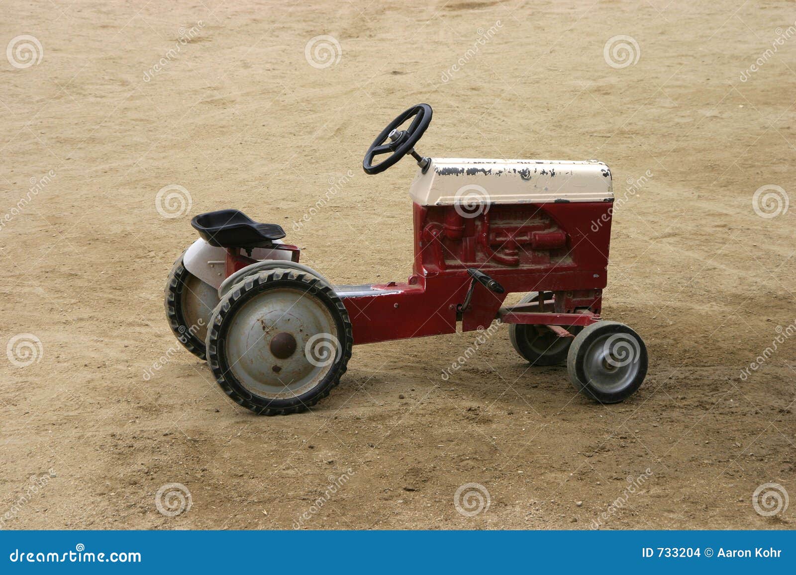 Trator antigo do jogo foto de stock. Imagem de fazenda - 733204