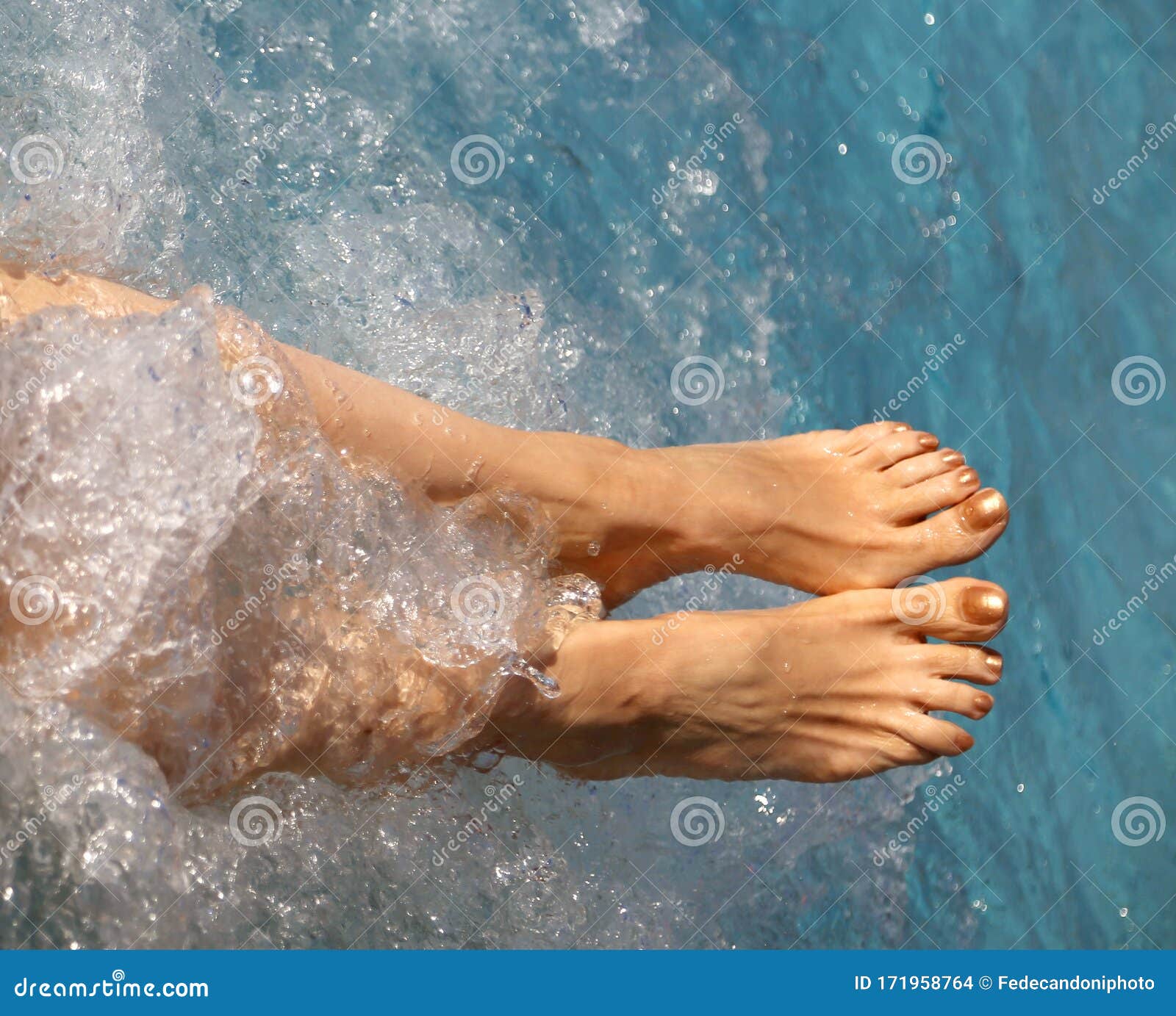 Trattamento Di Idromassaggio Per Una Donna a Piedi Nudi Con Gambe Lunghe  Fotografia Stock - Immagine di trattamento, scalzo: 171958764