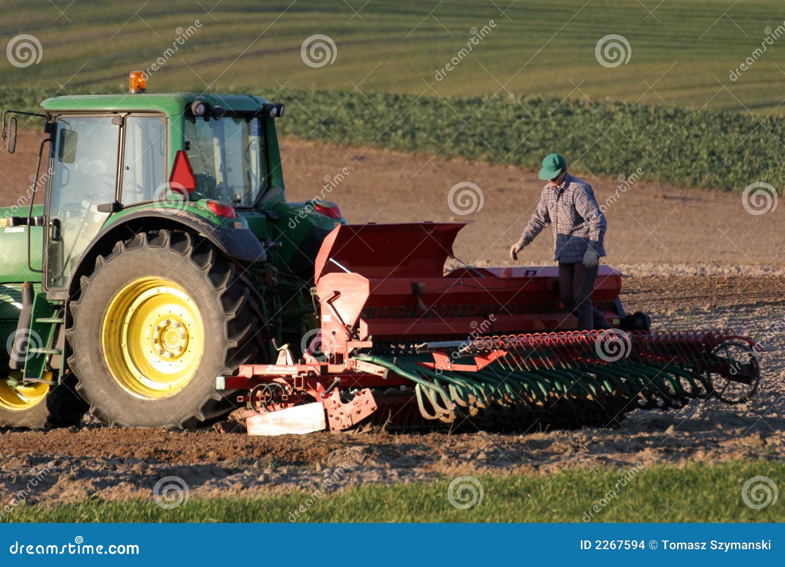 Trattore Che Lavora Al Campo Immagine Stock Editoriale - Immagine di