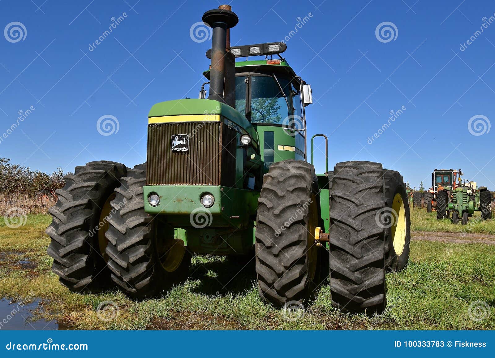 Trattore di John Deere 8640. TRANQUILLANTE, MINNESOTA, il 17 settembre 2017: : Il trattore di John Deere 8460 con una carrozza è un prodotto di John Deere Co, di una società americana che fabbrica agricolo, di una costruzione, del macchinario di silvicoltura, dei motori diesel e delle trasmissioni