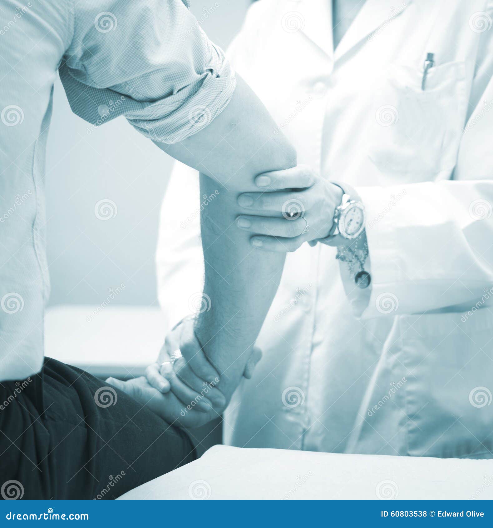 traumatologist orthopedic surgeon doctor examining patient