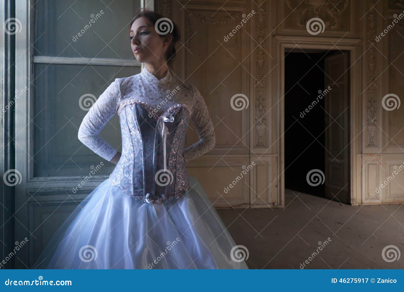 Traurige Frau am Fenster stockbild. Bild von beiläufig