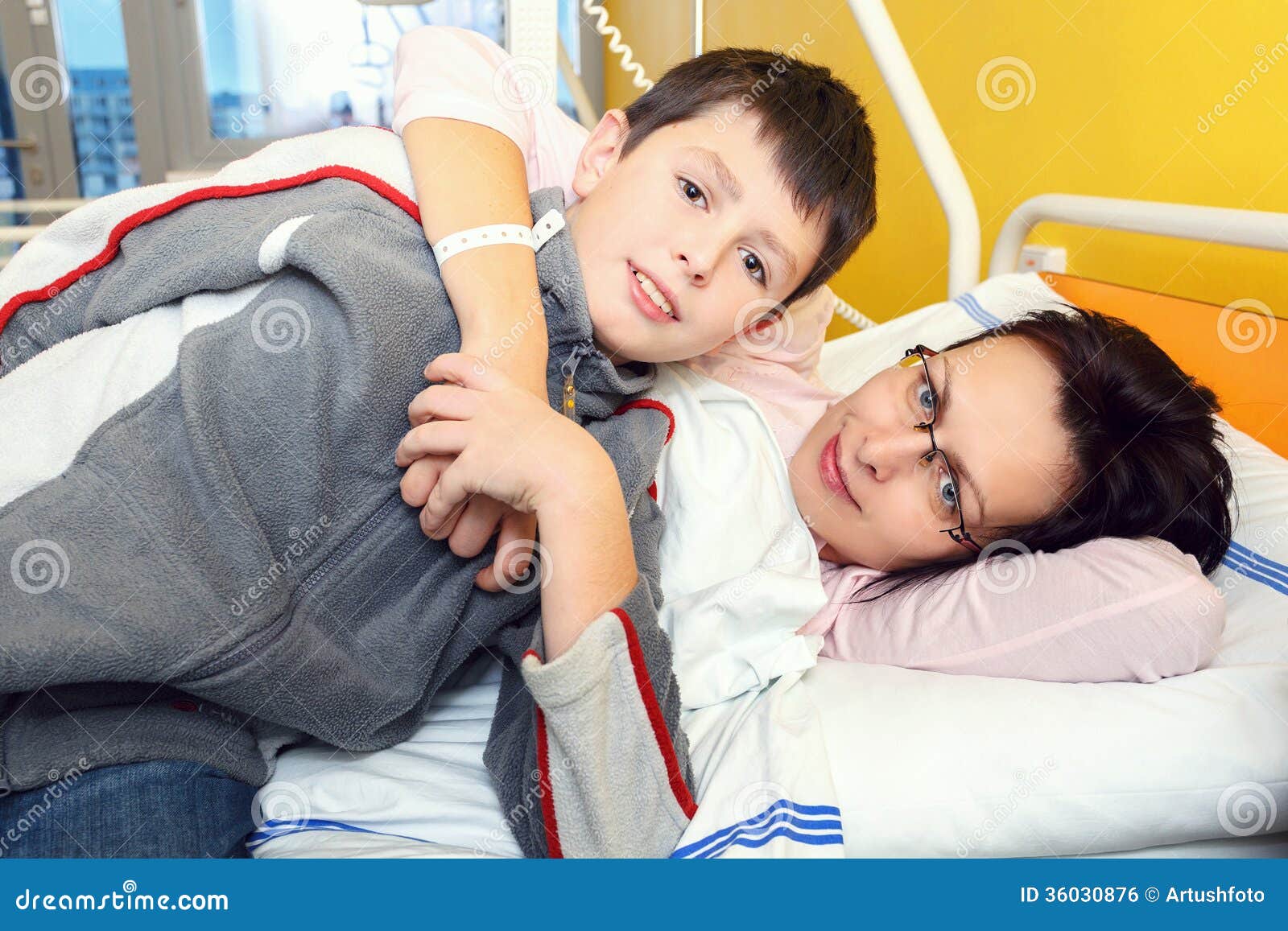 Мама помогла больному сыну. Сын в больнице. Мама с взрослым ребенком в больнице. Фото мама с сыном в больнице картинки. Мама с ребенком в больнице реальные фото.