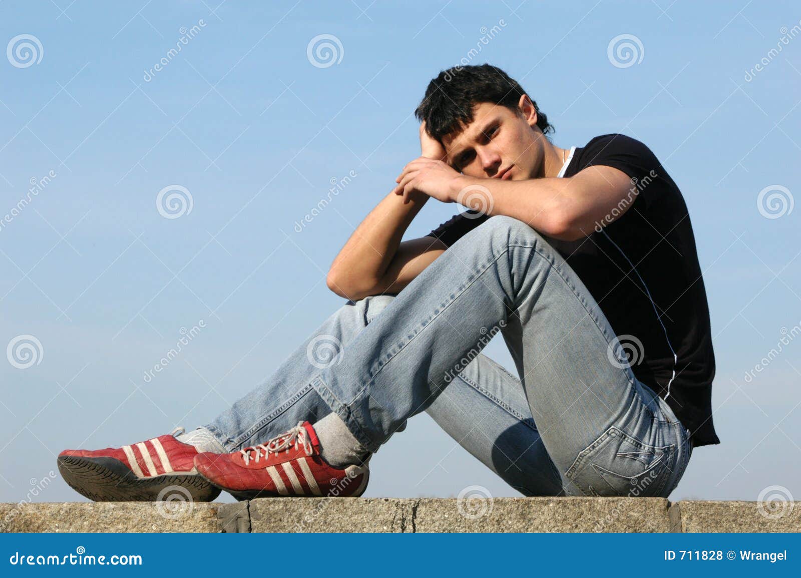 Trauriger Jugendlicher stockfoto. Bild von tiefstand, anstarren 711828