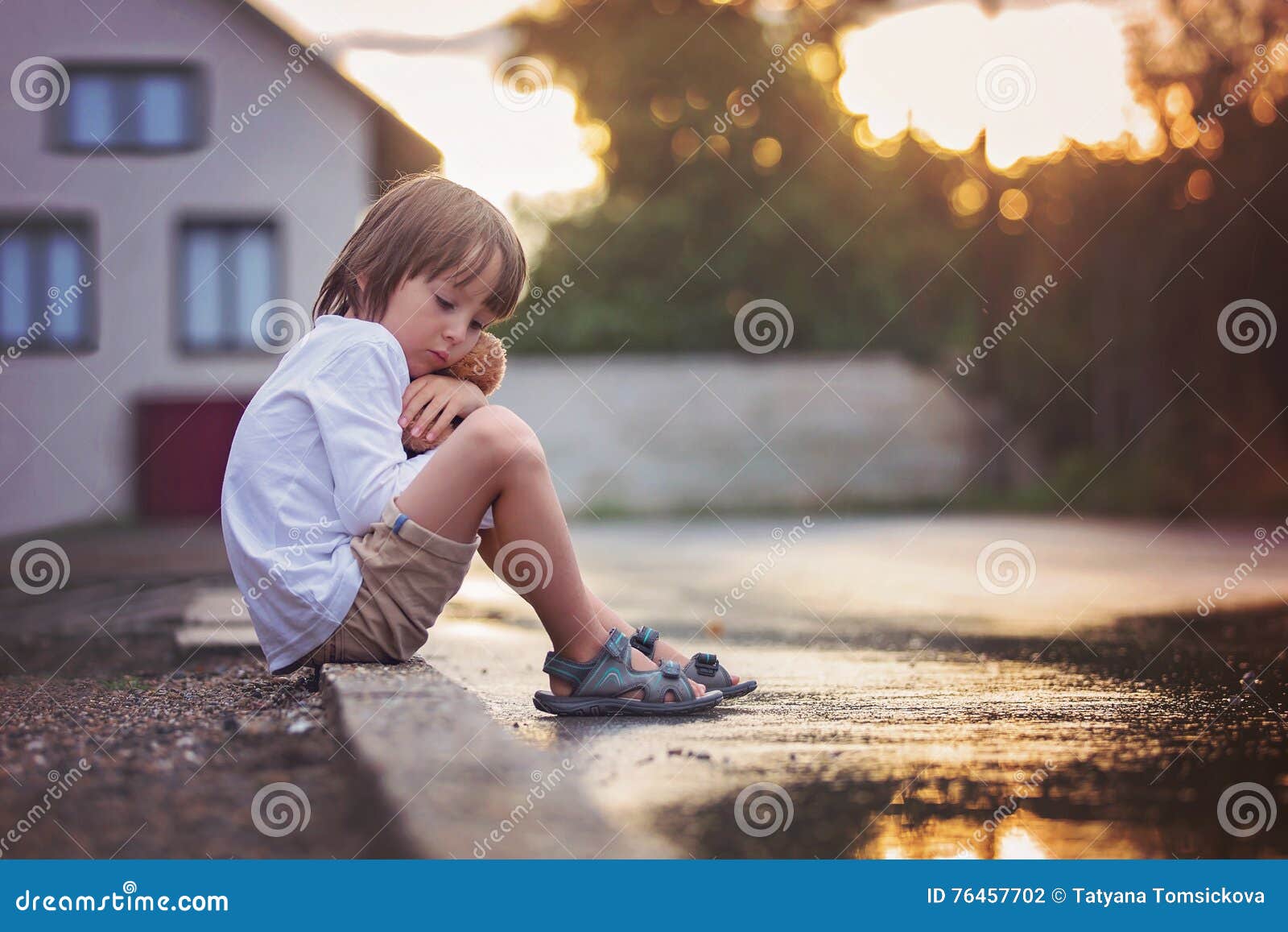 Trauriger Kleiner Junge, Sitzend Auf Der Straße Im Regen Und Umarmen Sein T  Stockfoto - Bild von verzweiflung, verlassen: 76457702