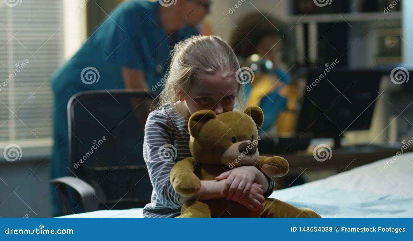 Trauriges M?dchen Im Krankenhaus Stockfoto Bild von klinik, positiv