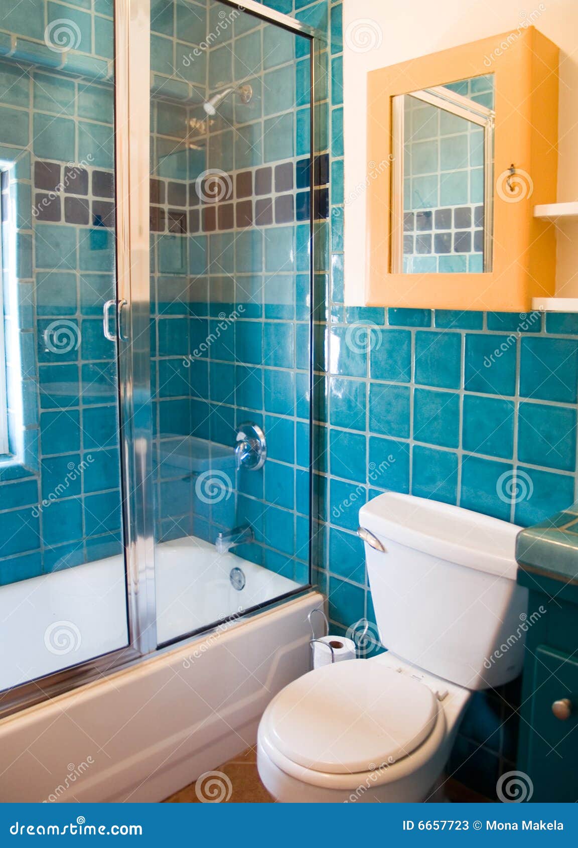 Travail de tuile de turquoise dans une salle de bains photos stock ...