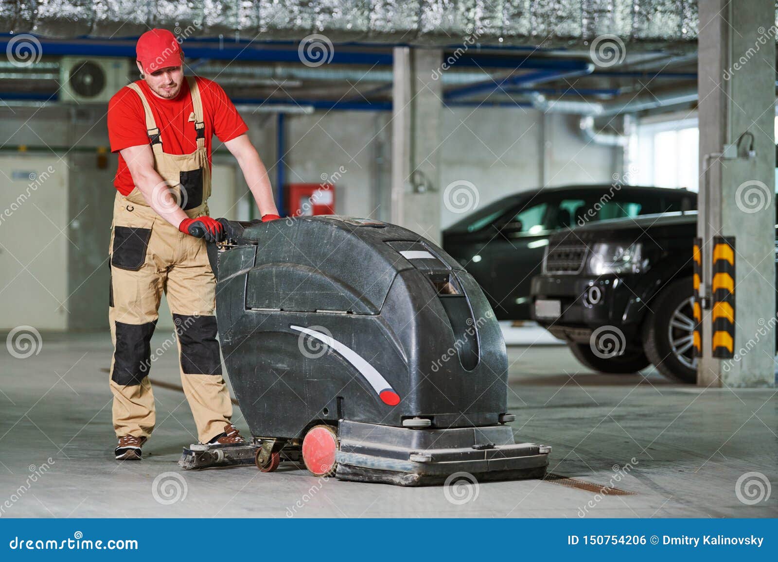 Travailleur Avec Le Plancher De Nettoyage De Machine Dans Le Garage Photo  stock - Image du homme, fonctionnement: 150754206