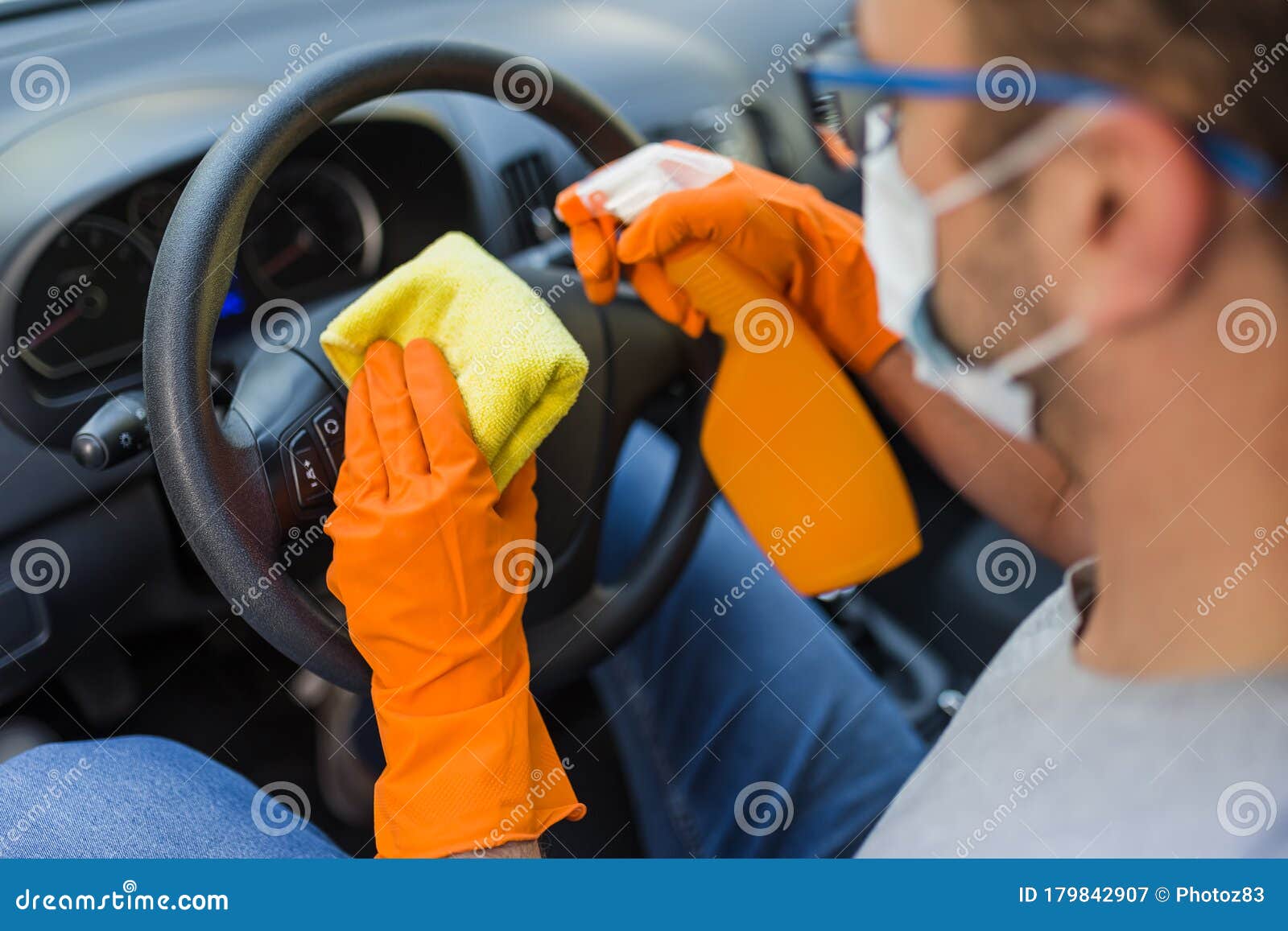 Laveuse De Voiture Désinfectant L'intérieur Du Véhicule Photo