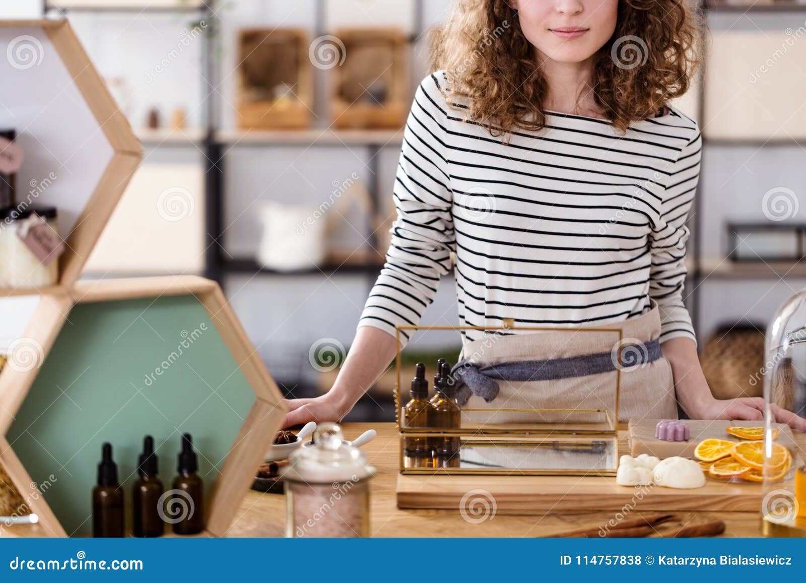 Travailleur se tenant derrière le compteur dans une boutique cosmétique avec ouvrer l'équipement