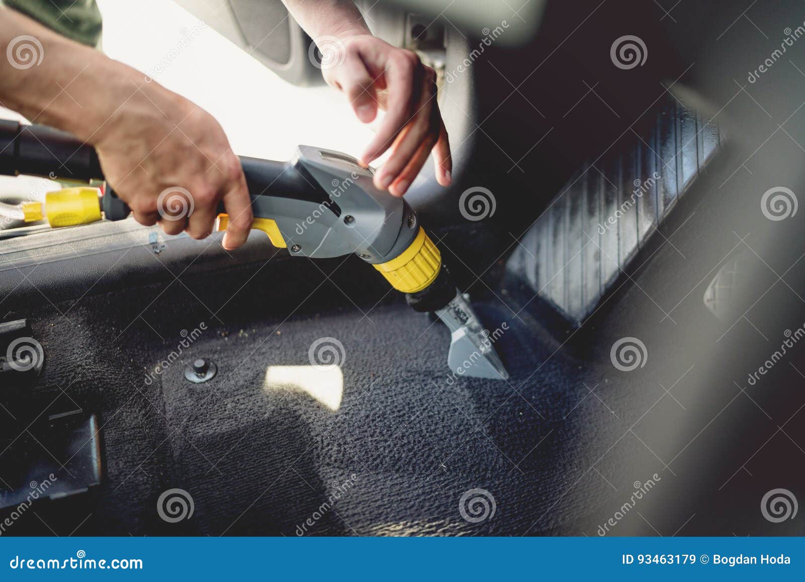 laver le tapis de voiture.détailler à l'intérieur de la voiture