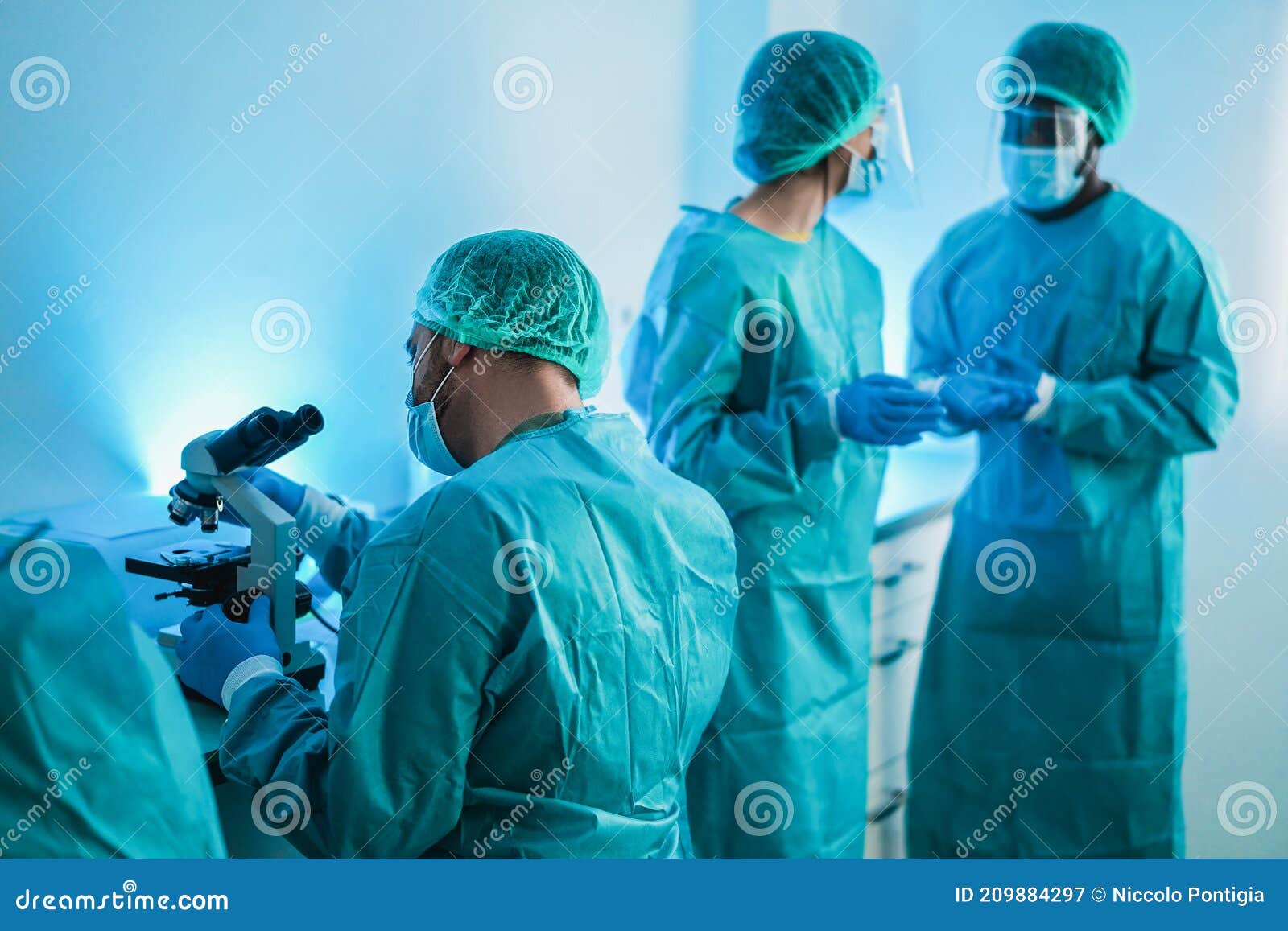 Travailleurs Medicaux En Combinaison Hazmat Travaillant Avec Ordinateur Portable Et Microscope A L Interieur De L Hopital De Labor Image Stock Image Du Clinique Drogue Travailleurs Medicaux En Combinaison Hazmat Travaillant Avec Ordinateur Portable Et Microscope A L Interieur De L Hopital De Labor Image Stock Image Du Clinique Drogue