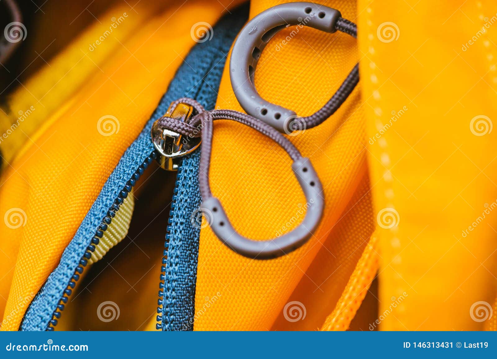 backpack with lockable zippers