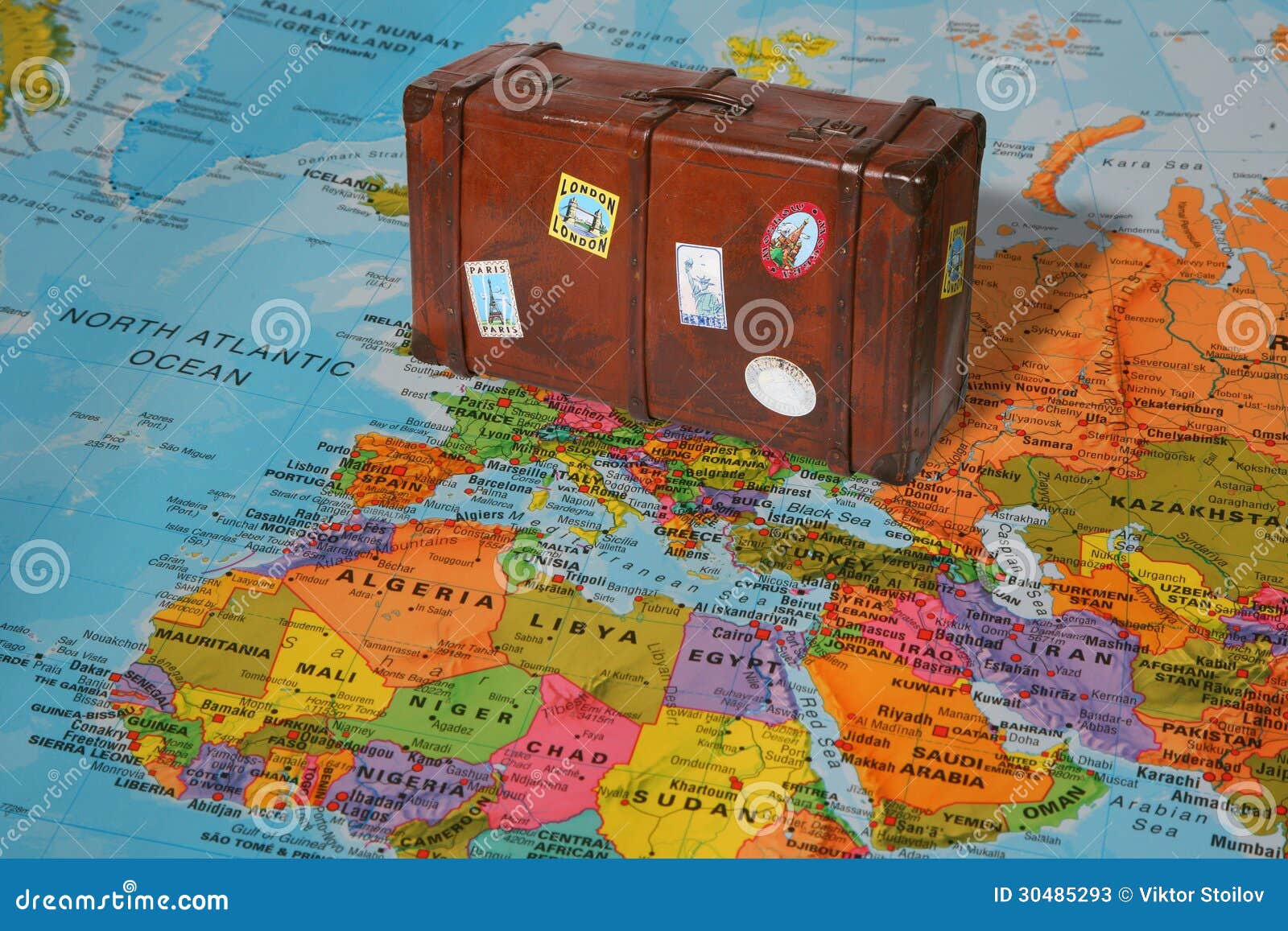 travel-suitcase-world-map-30485293.jpg