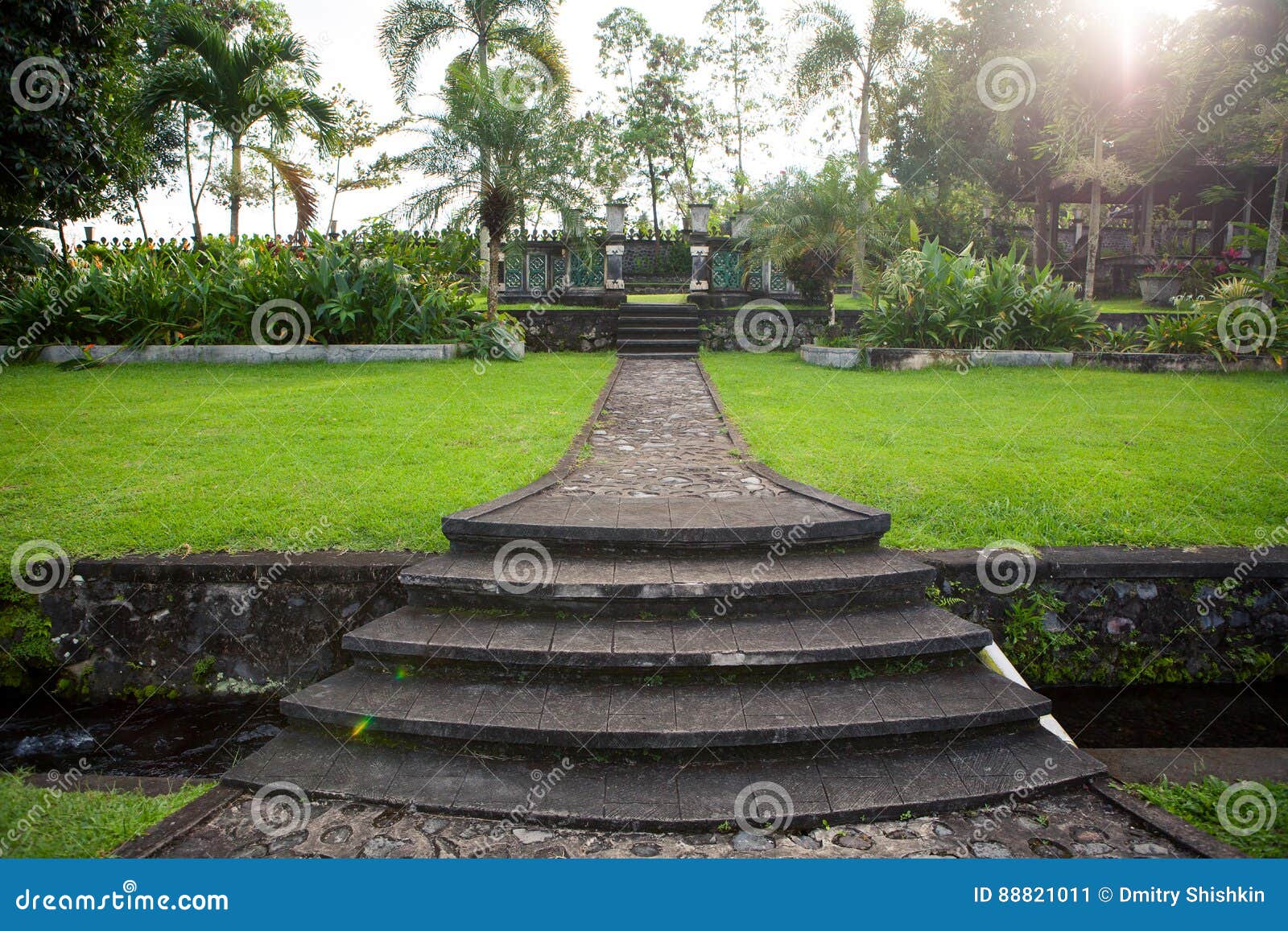 Trayectoria Y Escaleras De Piedra En Un Parque Tropical Imagen De Archivo Imagen De Parque Trayectoria 88821011
