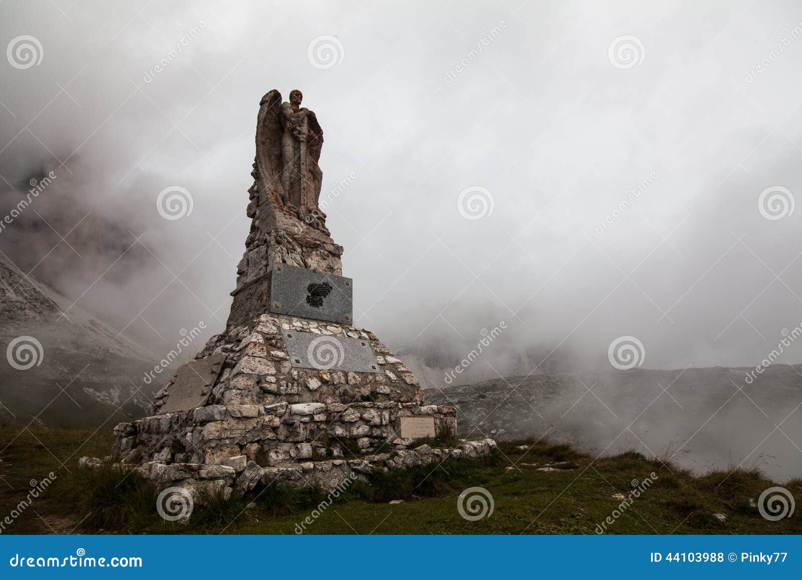 Traços da guerra - dolomites, Itay. Sobras da primeira guerra mundial nas montanhas de Alto Adige - Itália