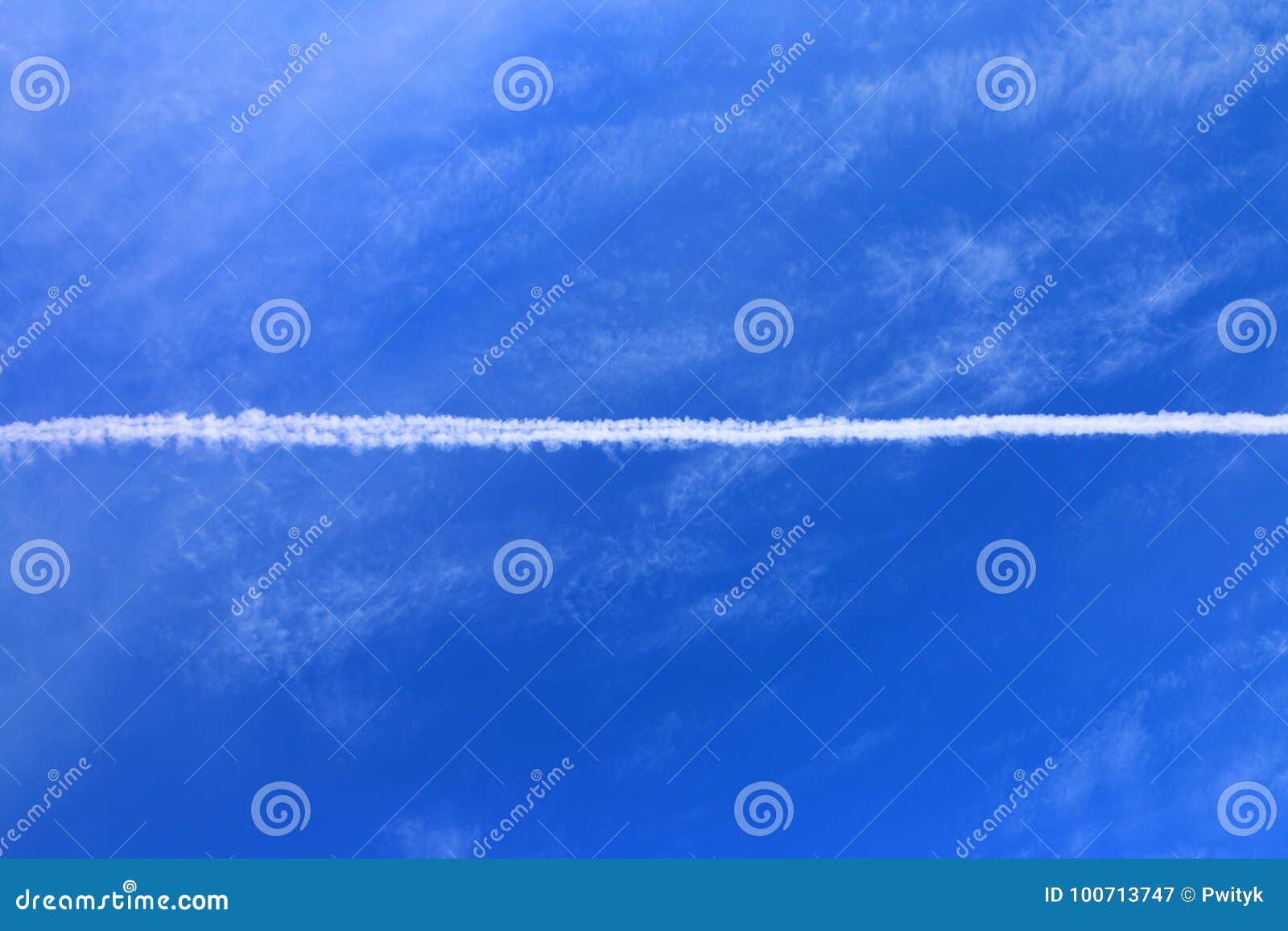 Traînée d'avion dans le ciel bleu. Nuages dans le ciel de jour par temps ensoleillé