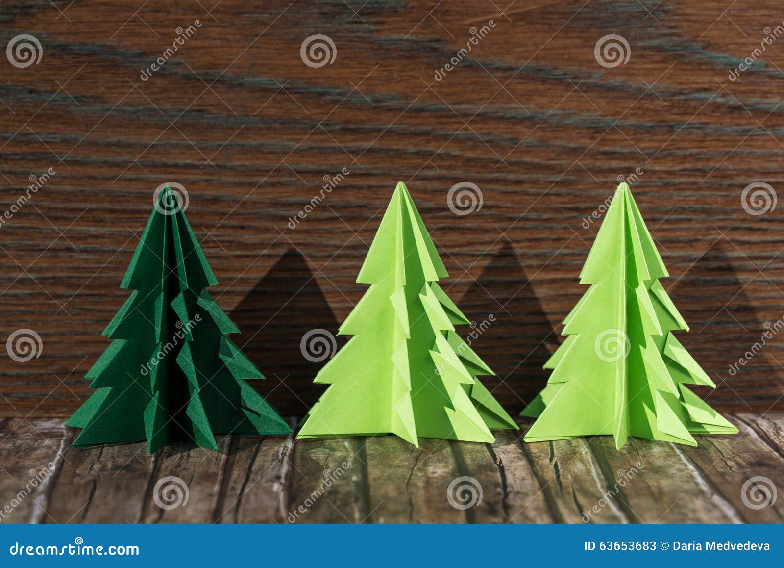 Albero Di Natale Di Carta Origami.Tre Alberi Di Natale Di Carta Di Origami Su Un Fondo Di Legno Immagine Stock Immagine Di Oggetto Albero 63653683
