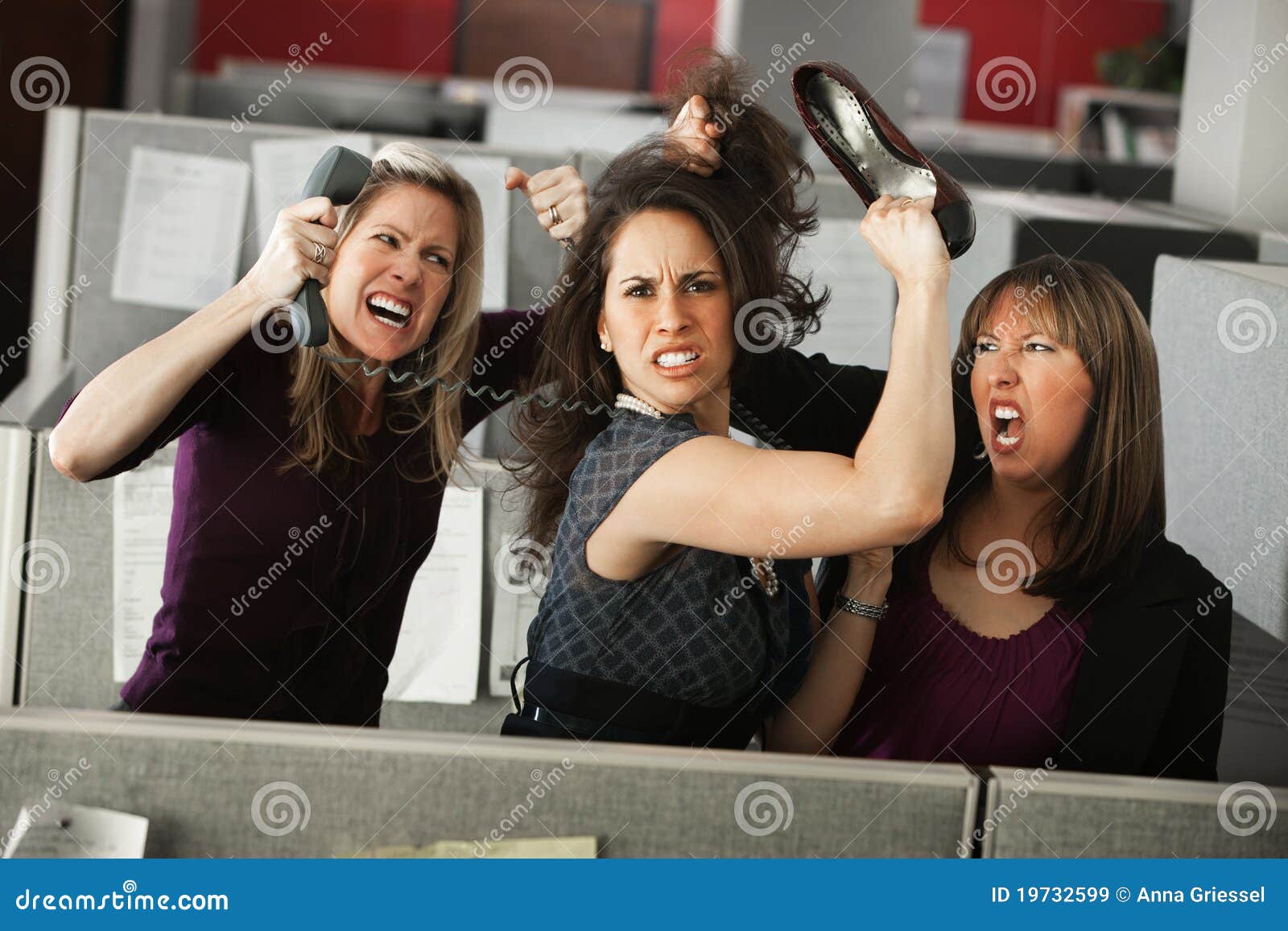 Tre donne che litigano