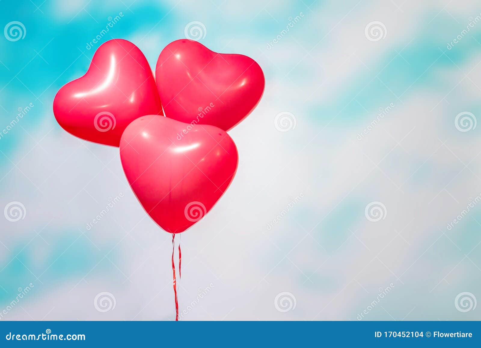 https://thumbs.dreamstime.com/z/tre-palloncini-rossi-forma-di-cuore-sullo-sfondo-del-cielo-nel-colore-blu-pastello-il-concetto-san-valentino-170452104.jpg