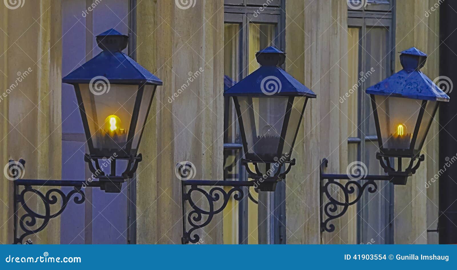 Tre yttre gamla lampor arkivfoto bild: 41903554