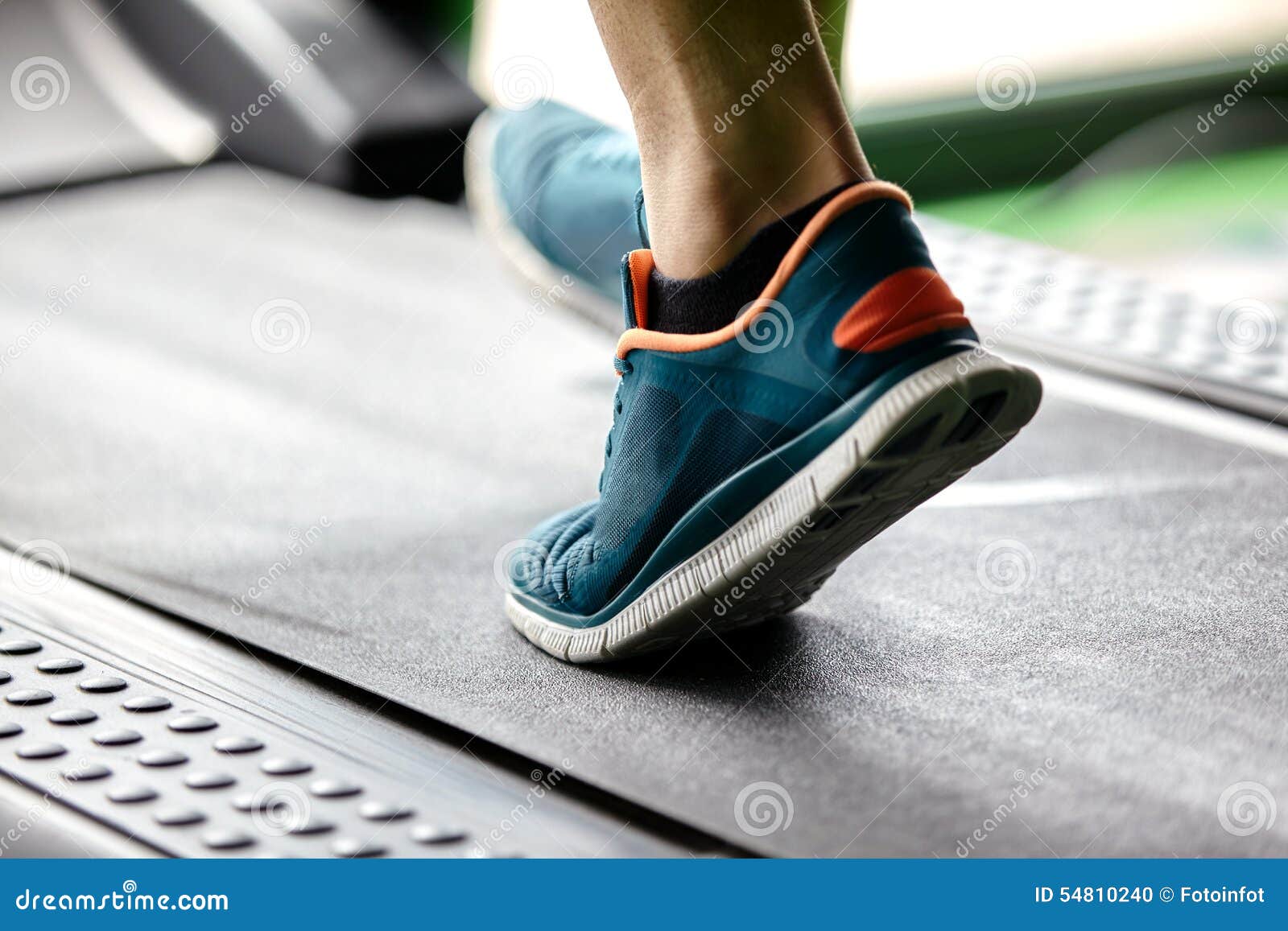 Treadmill ικανότητας. Άτομο που τρέχει σε μια σύγχρονη γυμναστική σε μια treadmill έννοια για την άσκηση, την ικανότητα και τον υγιή τρόπο ζωής