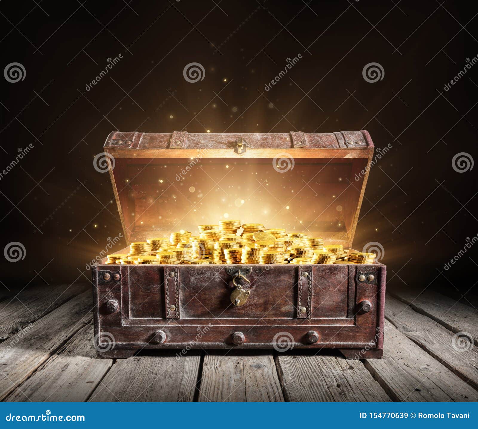 Gold treasure chest golden hi-res stock photography and images - Alamy