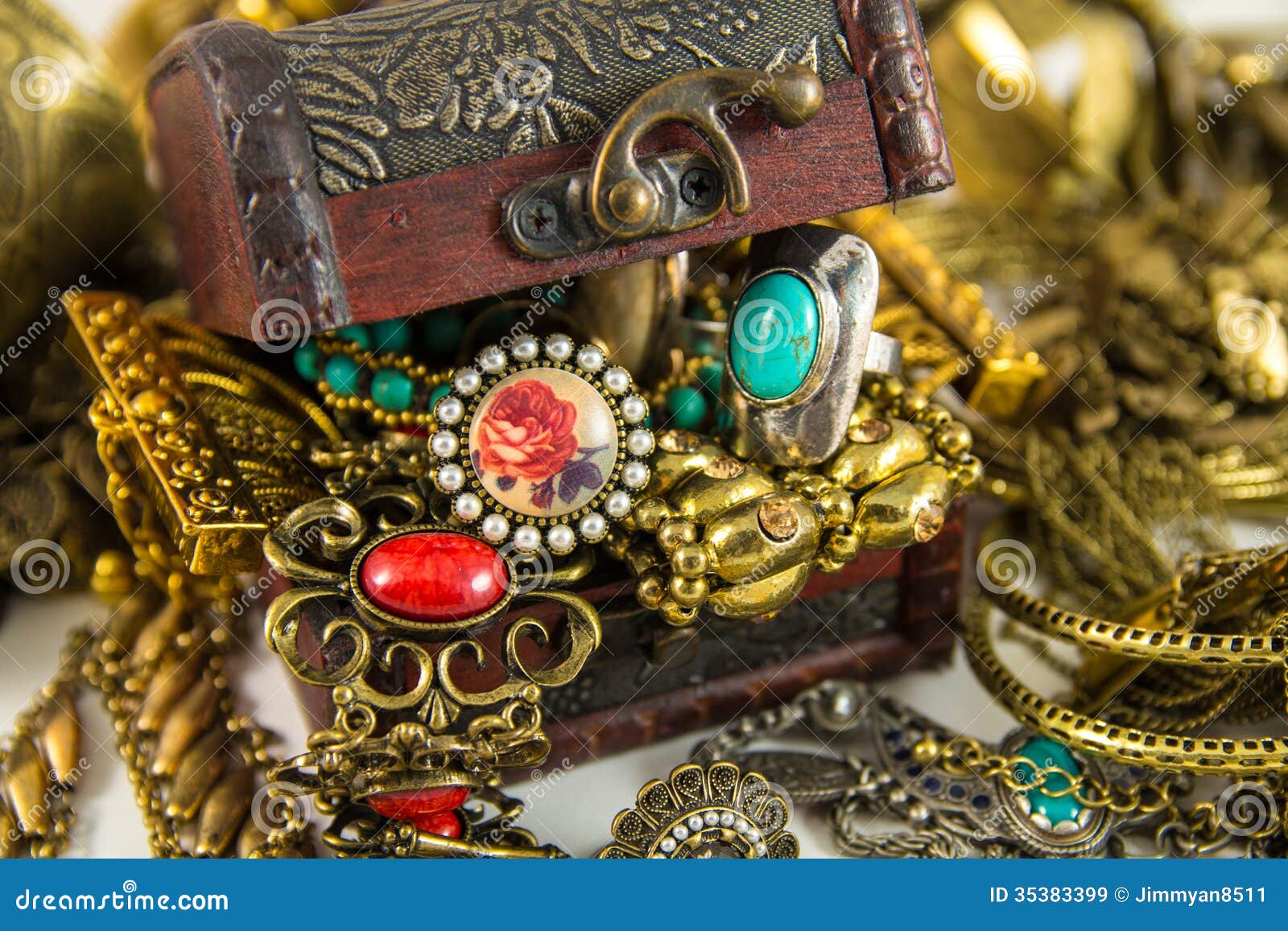 Treasure Chest Royalty Free Stock Images - Image: 35383399 Treasure Chest Royalty Free Stock Images - Image: 35383399