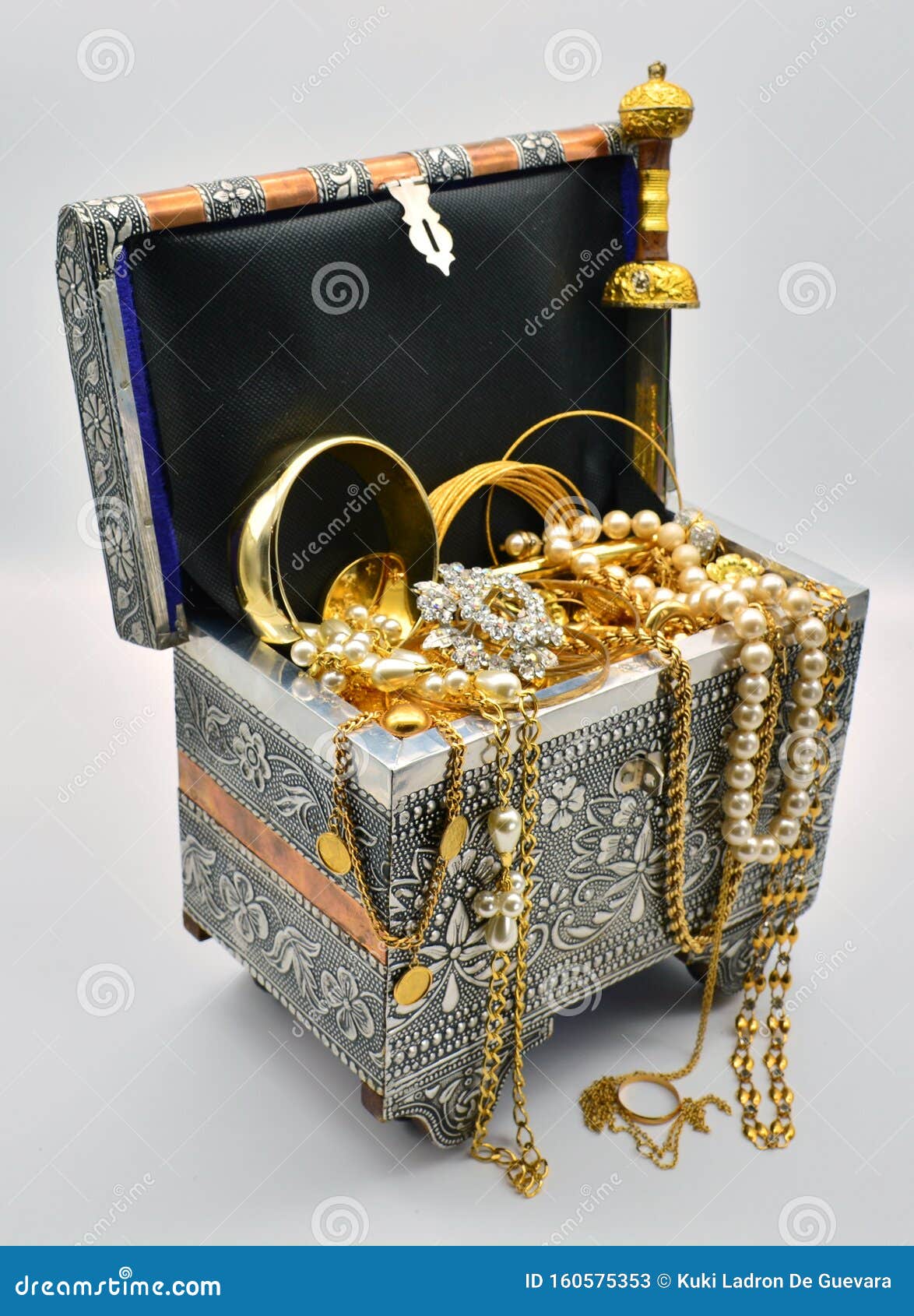 Treasure Chest Full Jewels Jewelry Pearls Gold Stock Photo By  ©KukiLadrondeGuevara 266226970