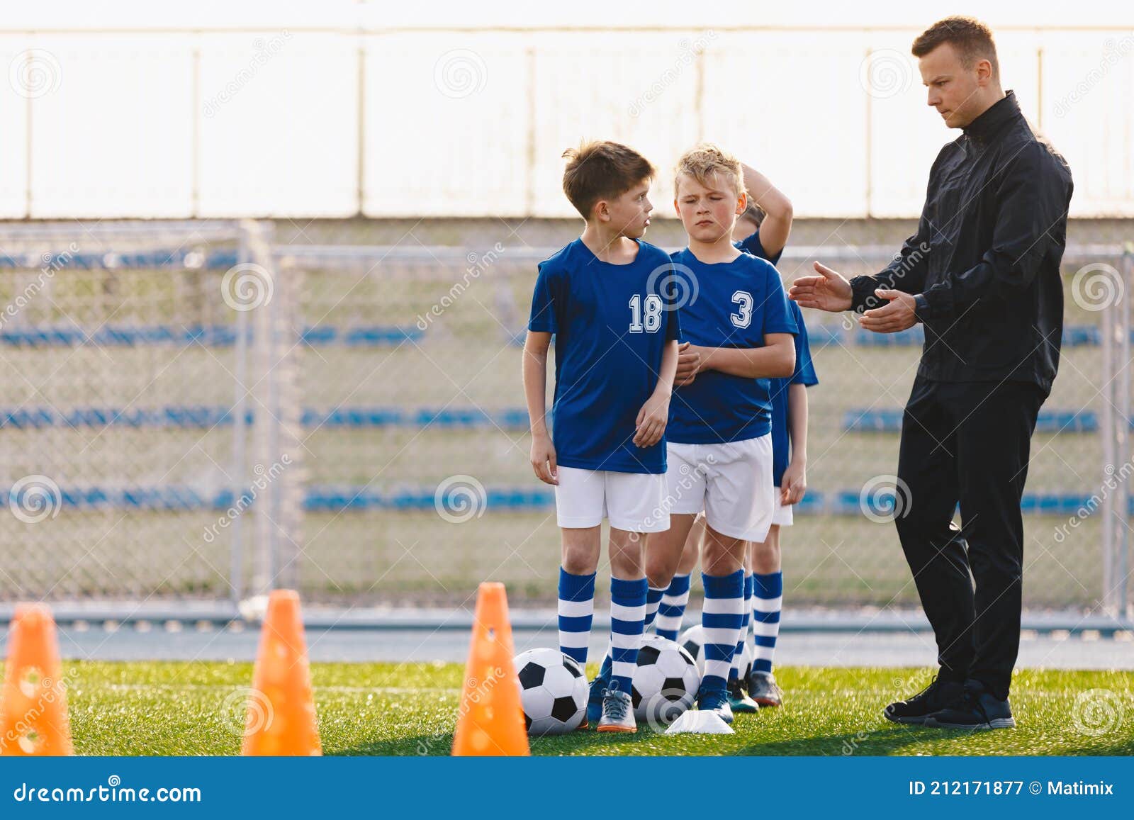 Time de futebol da escola de jovens com treinador