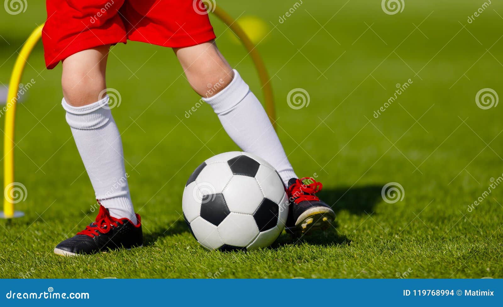 Futebol Treinamento Amigos Andando Campo Após Treino Jogo Jogo Futebol  fotos, imagens de © PeopleImages.com #616885352