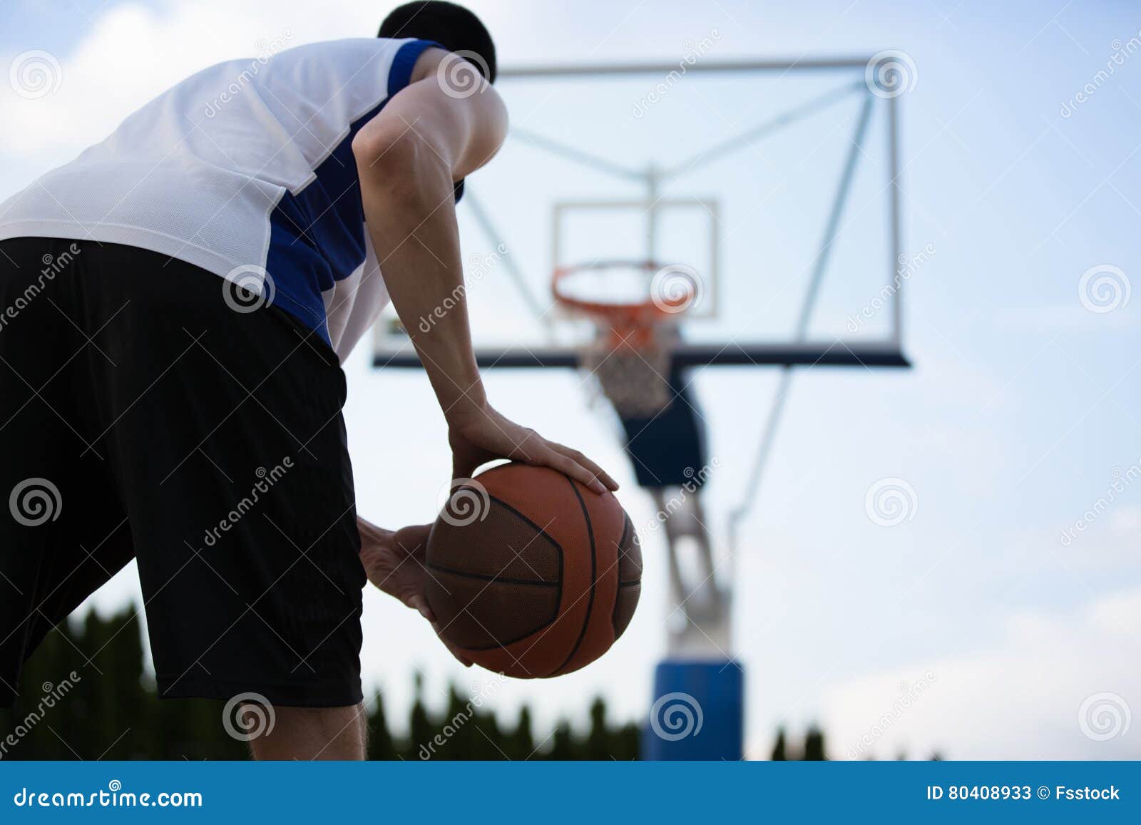 Ideia De ângulo Alto Do Basquetebol Dunking Do Jogador De Basquetebol Na  Aro Imagem de Stock - Imagem de cesta, jogar: 111358551