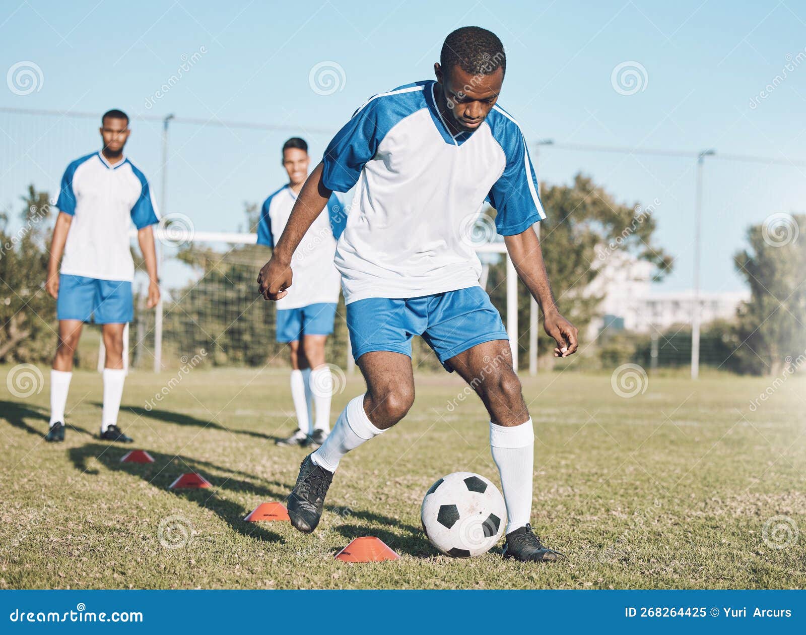 Jogador de hóquei em campo treinando e praticando o esporte na grama