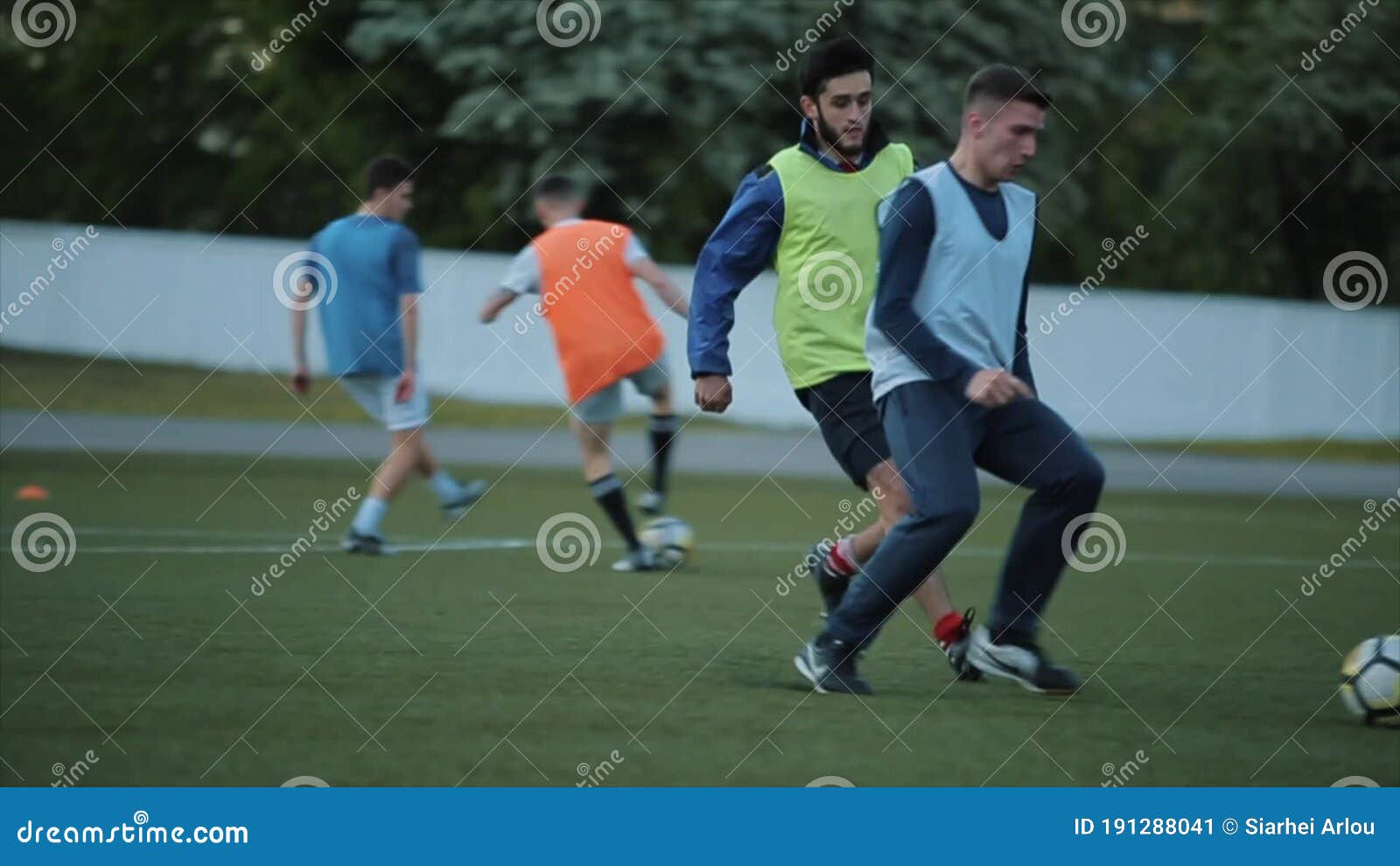 Cena de futebol durante jogo noturno com close-up de dois