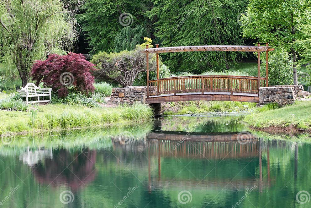 Trellised GartenFussBrückenReflexionsSpiegel Stockbild Bild von