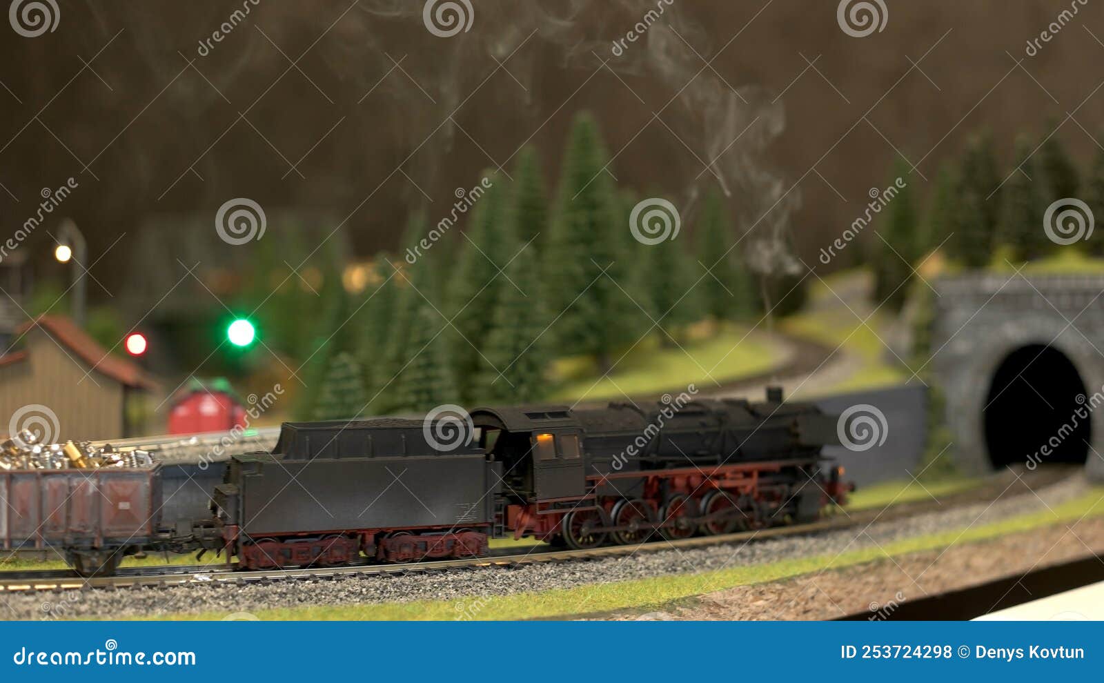 Trem De Brinquedo Com Fumaça Movendo-se No Modelo Ferroviário. Foto de  Stock - Imagem de frete, preto: 253724298