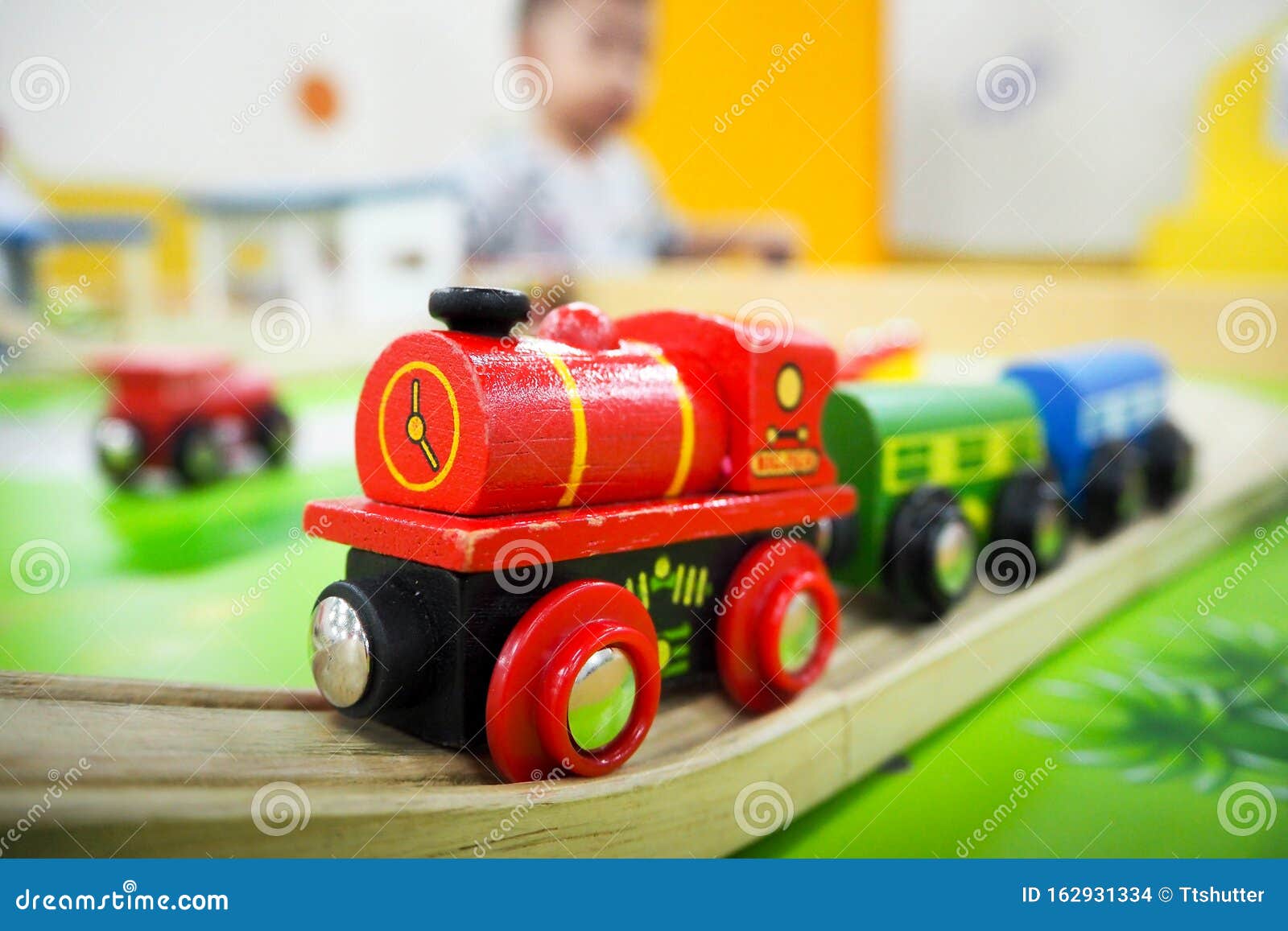 Pequeno Trem De Brinquedo De Madeira Com Grande Trem Ao Fundo Imagem de  Stock - Imagem de pequeno, trilha: 219202737