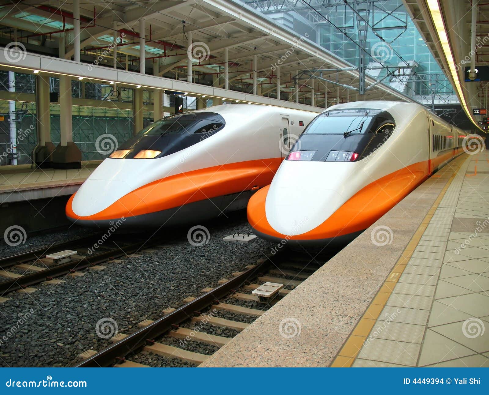  Tren  De Alta Velocidad Moderno Foto de archivo Imagen de 