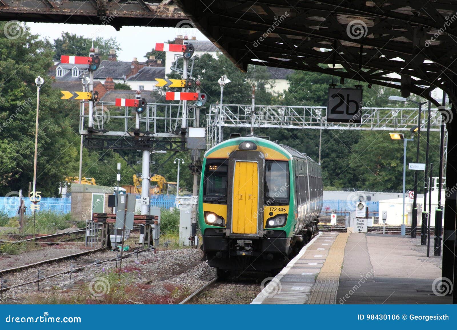 Tren Del Dmu De La Clase 172 Y Pórtico De Señal Viejo De Great Western Foto  editorial - Imagen de coche, pista: 98430106