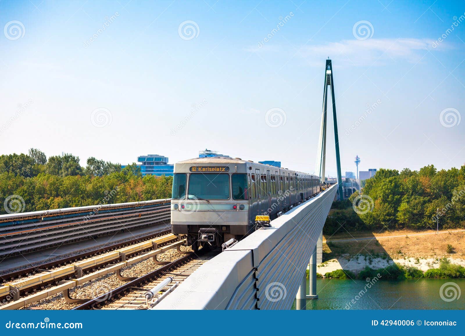 Tren Del Metro De Viena Que Pasa Un Puente Sobre El Rio Danubio Foto De Archivo Imagen De Transporte Azul 42940006