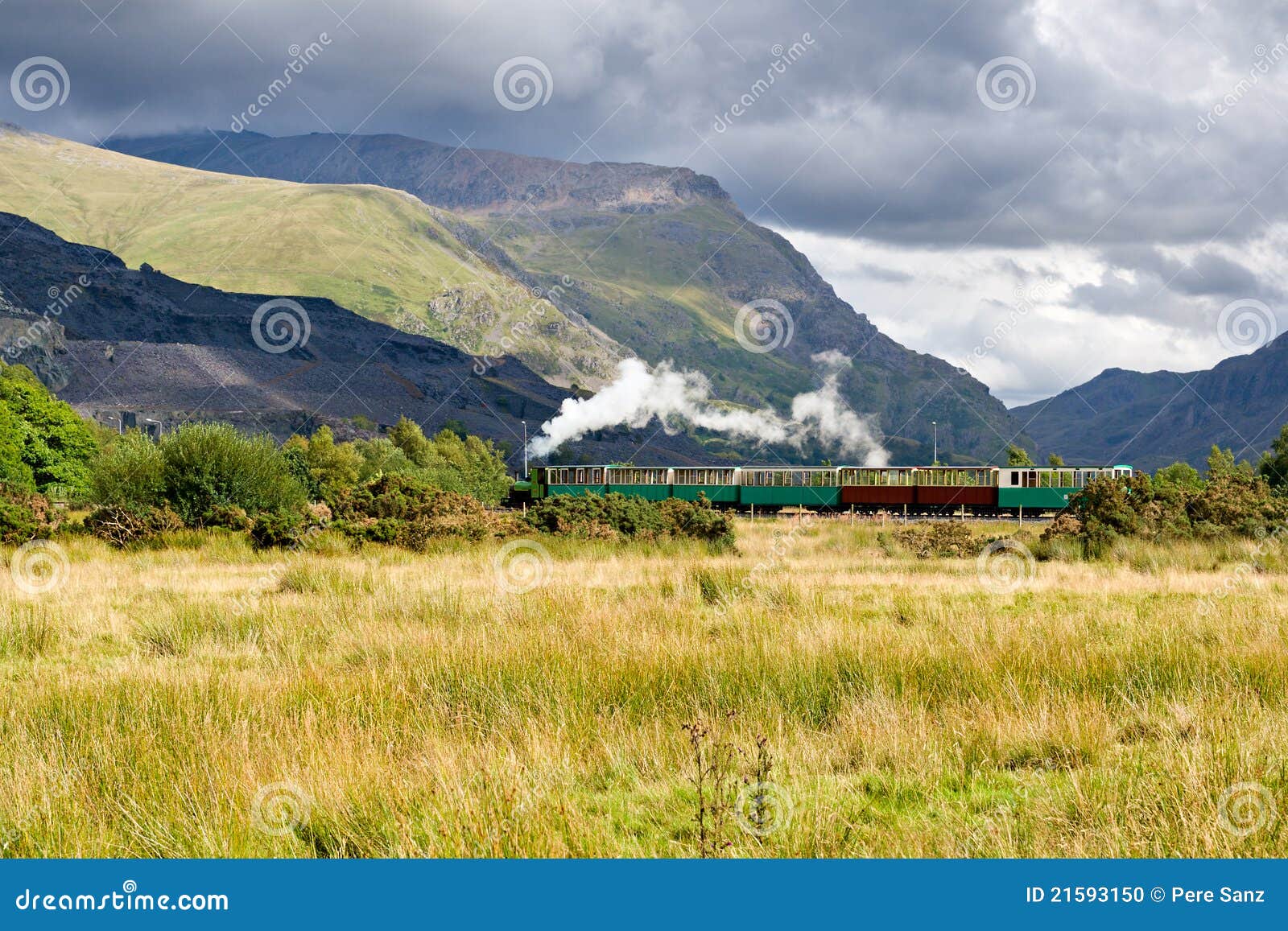 Tren del vapor en Llamberris. Trate el tren con vapor en Llamberris, Snowdonia, País de Gales