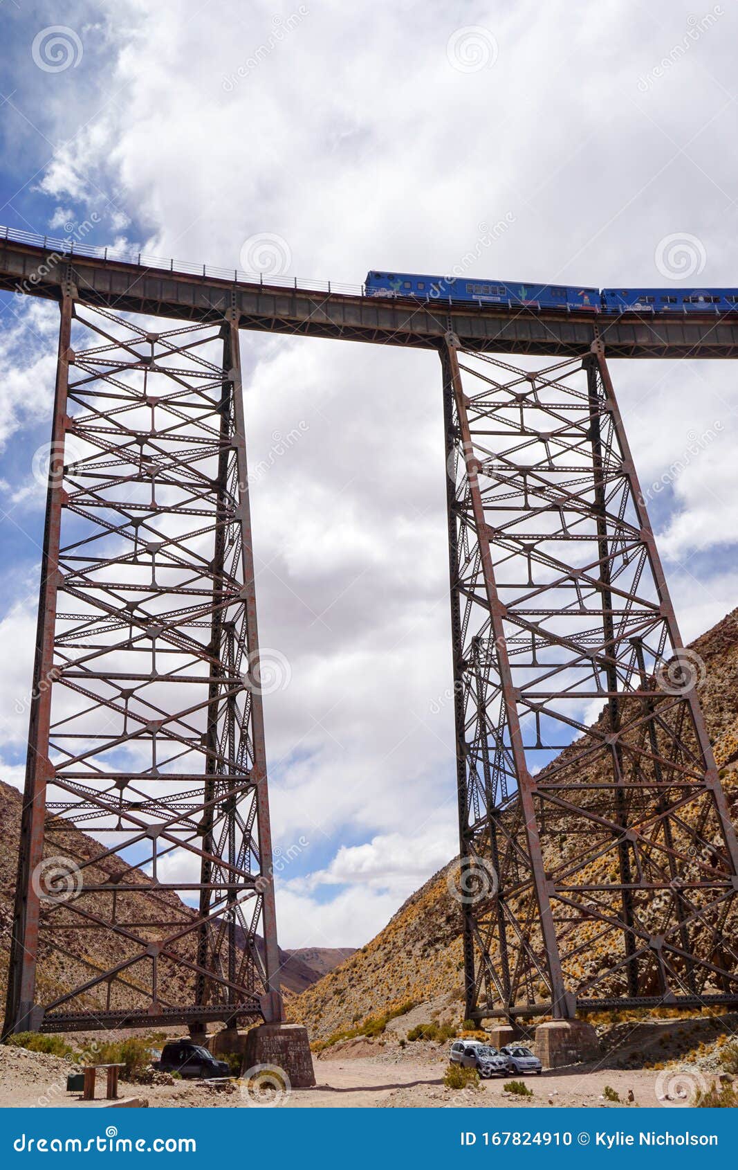 tren a las nubes crossing the polvorilla viaduct in argentina