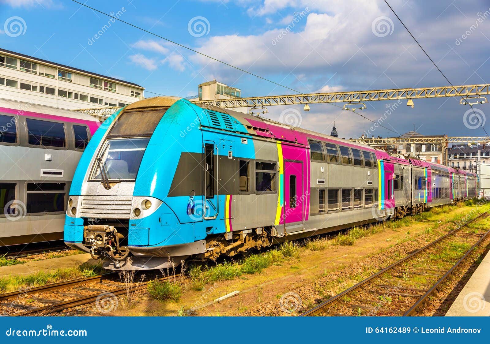 Tren Regional De Dos Pisos En Estación De Los Imagen de archivo - Imagen de locomotora, suburbano: 64162489