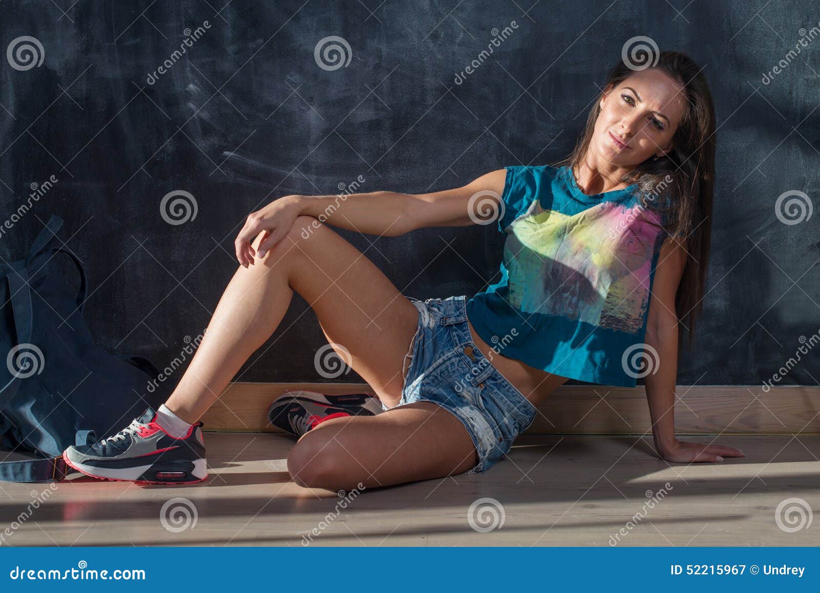 Blonde with long hair puts on denim shorts. A - Stock Photo [79138094] -  PIXTA