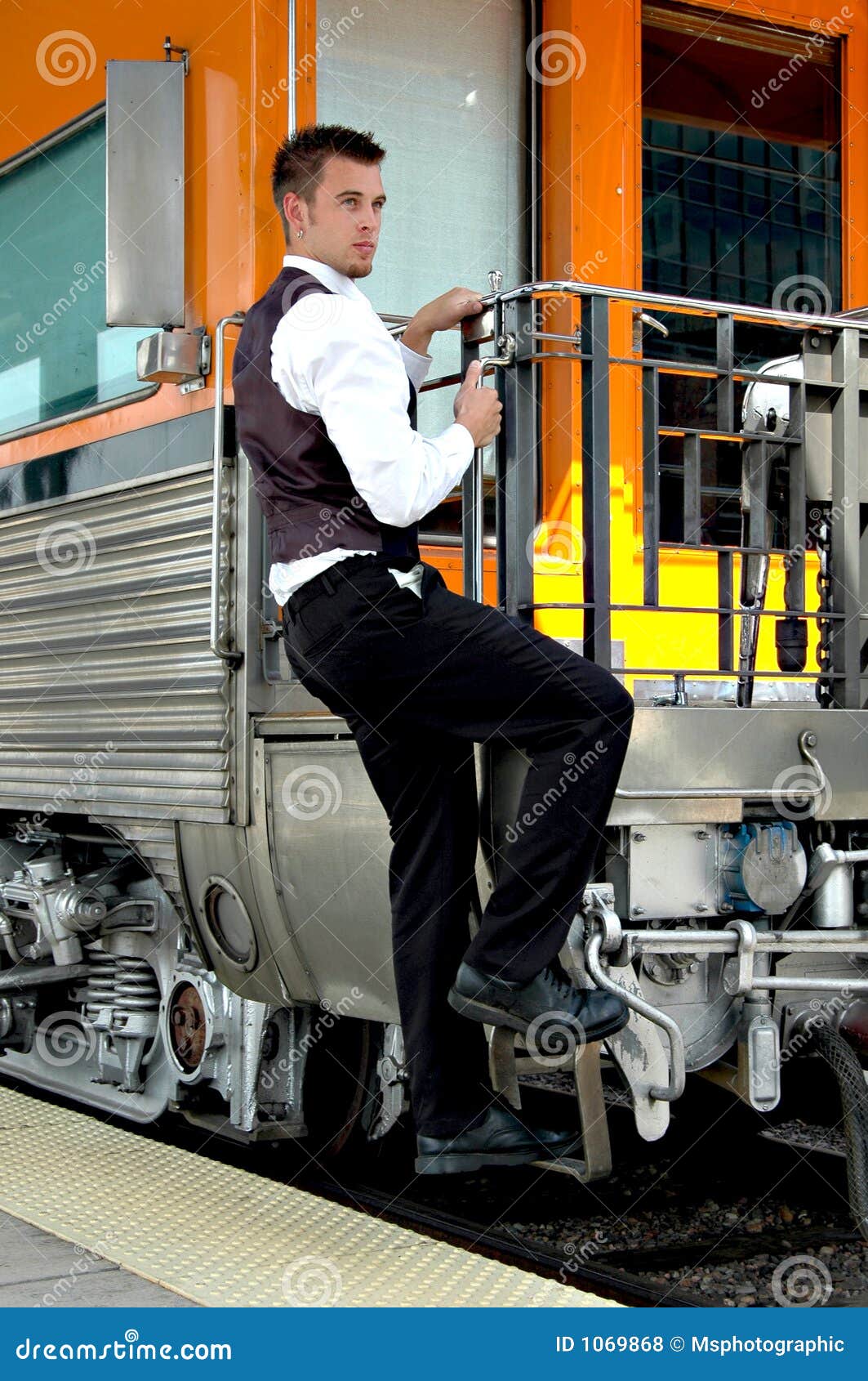 Treno. Un uomo attende alla stazione ferroviaria