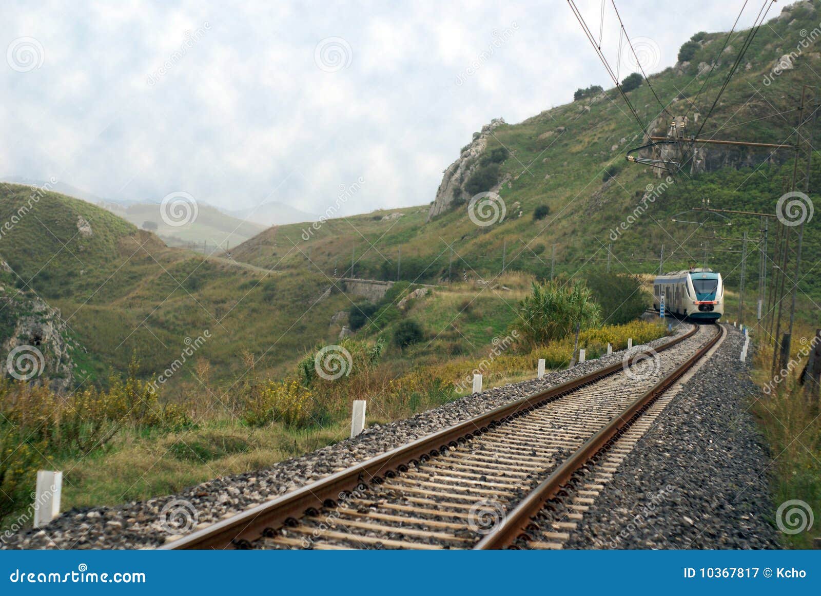 Treno della guida in campagna. Guida-addestri l'infrastruttura in campagna, Sicilia - con il treno