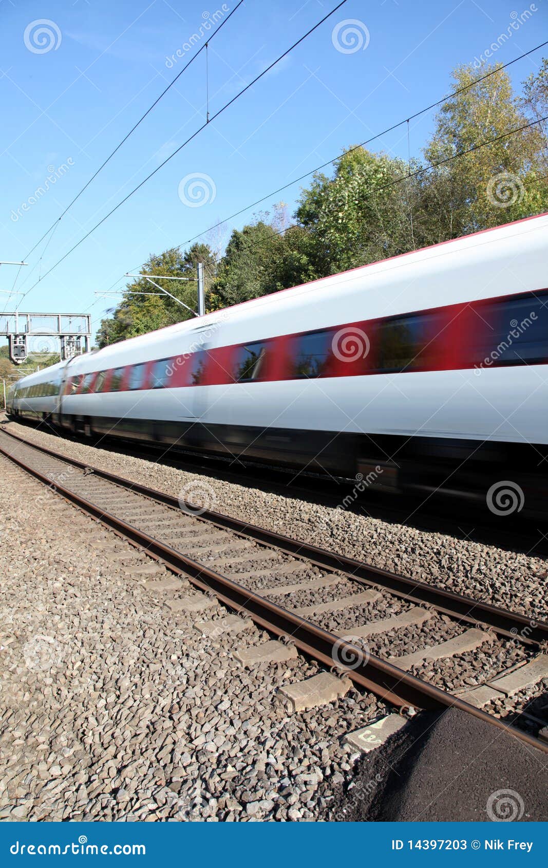 Treno dello svizzero. Treno veloce svizzero che passa da un incrocio di ferrovia